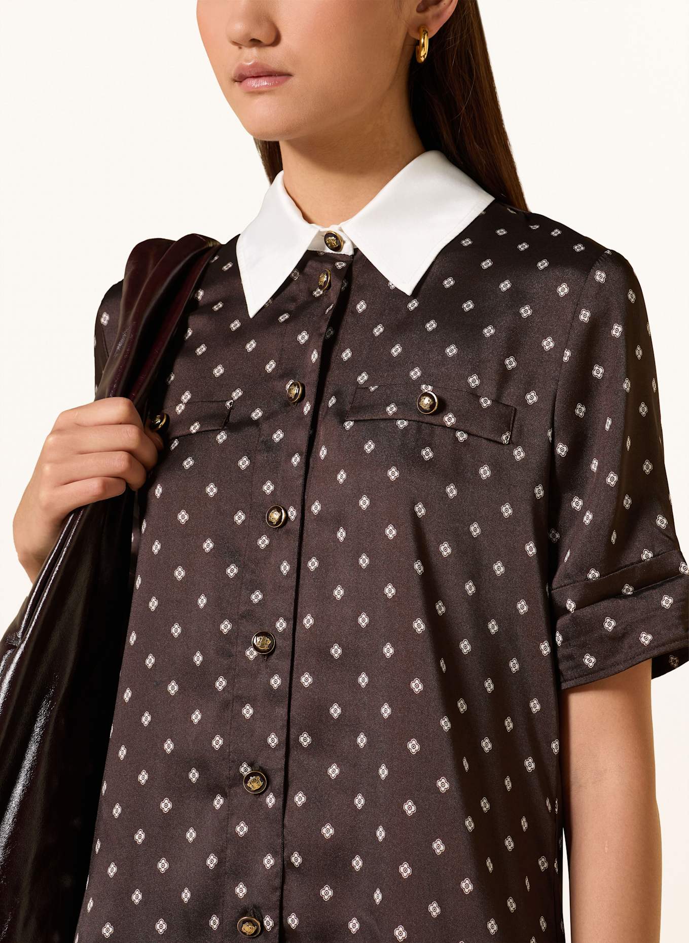 SANDRO Hemdblusenkleid aus Satin mit abnehmbarer Schluppe: BRAUN / WEISS