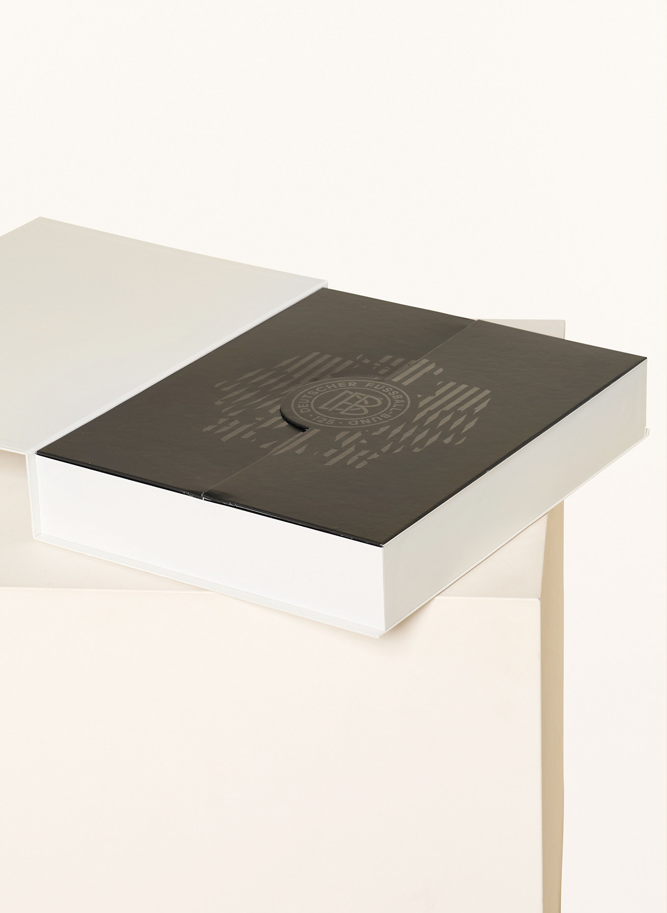 adidas Originals Zestaw GERMANY 125 ANNIVERSARY KIT: koszulka, spodenki i getry: ECRU / CZARNY