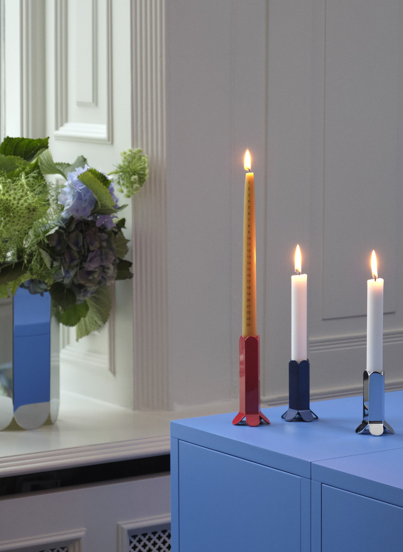 HAY Svícen ARCS SMALL: TMAVĚ MODRÁ