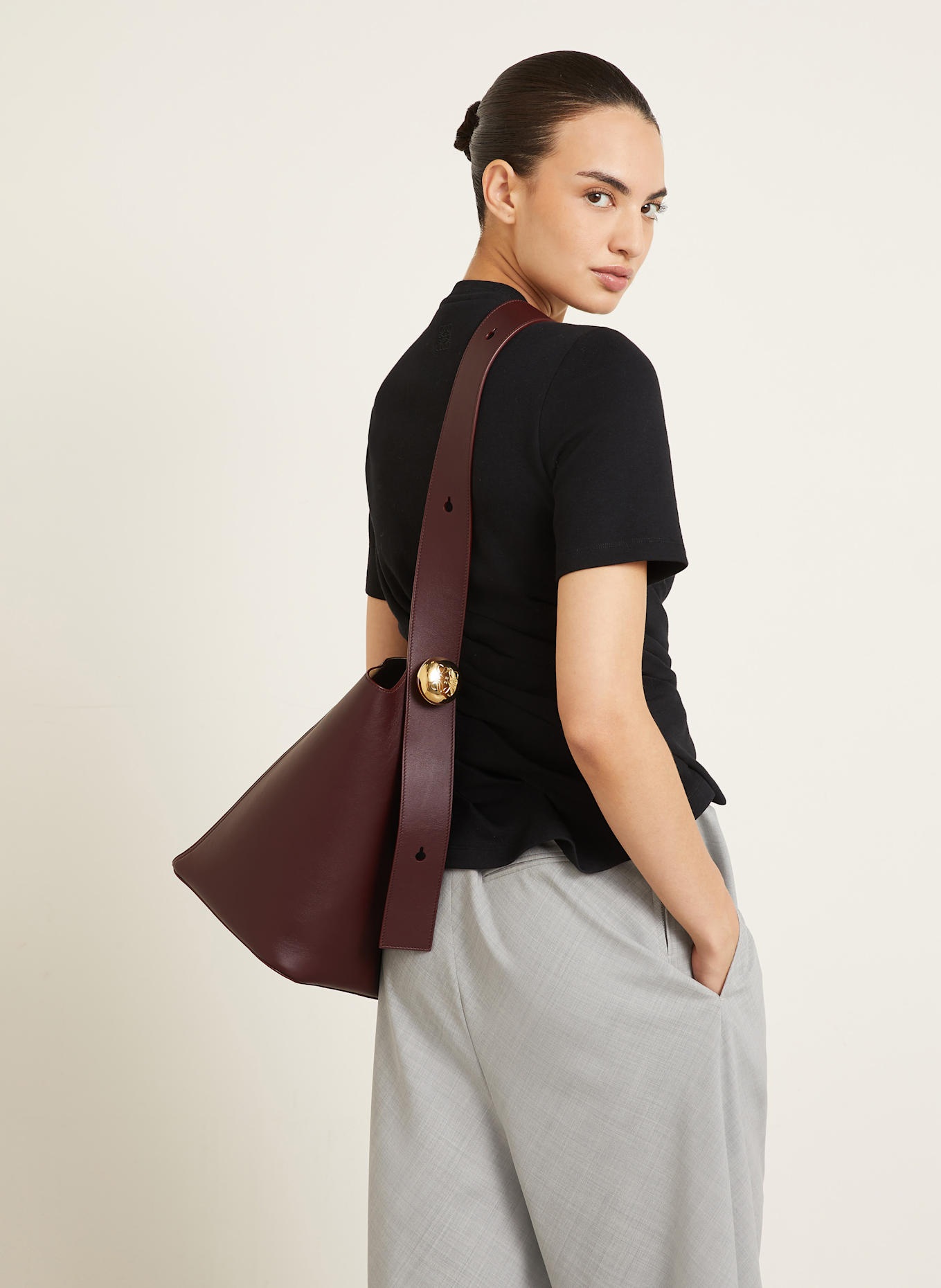 LOEWE Handtasche PEBBLE BUCKET MEDIUM: DUNKELROT