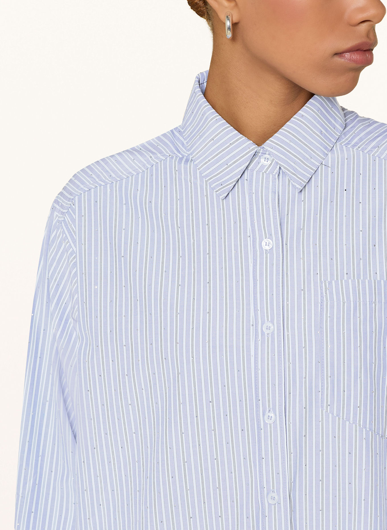 NEO NOIR Hemdbluse DALMA mit Schmucksteinen: GRAU / WEISS