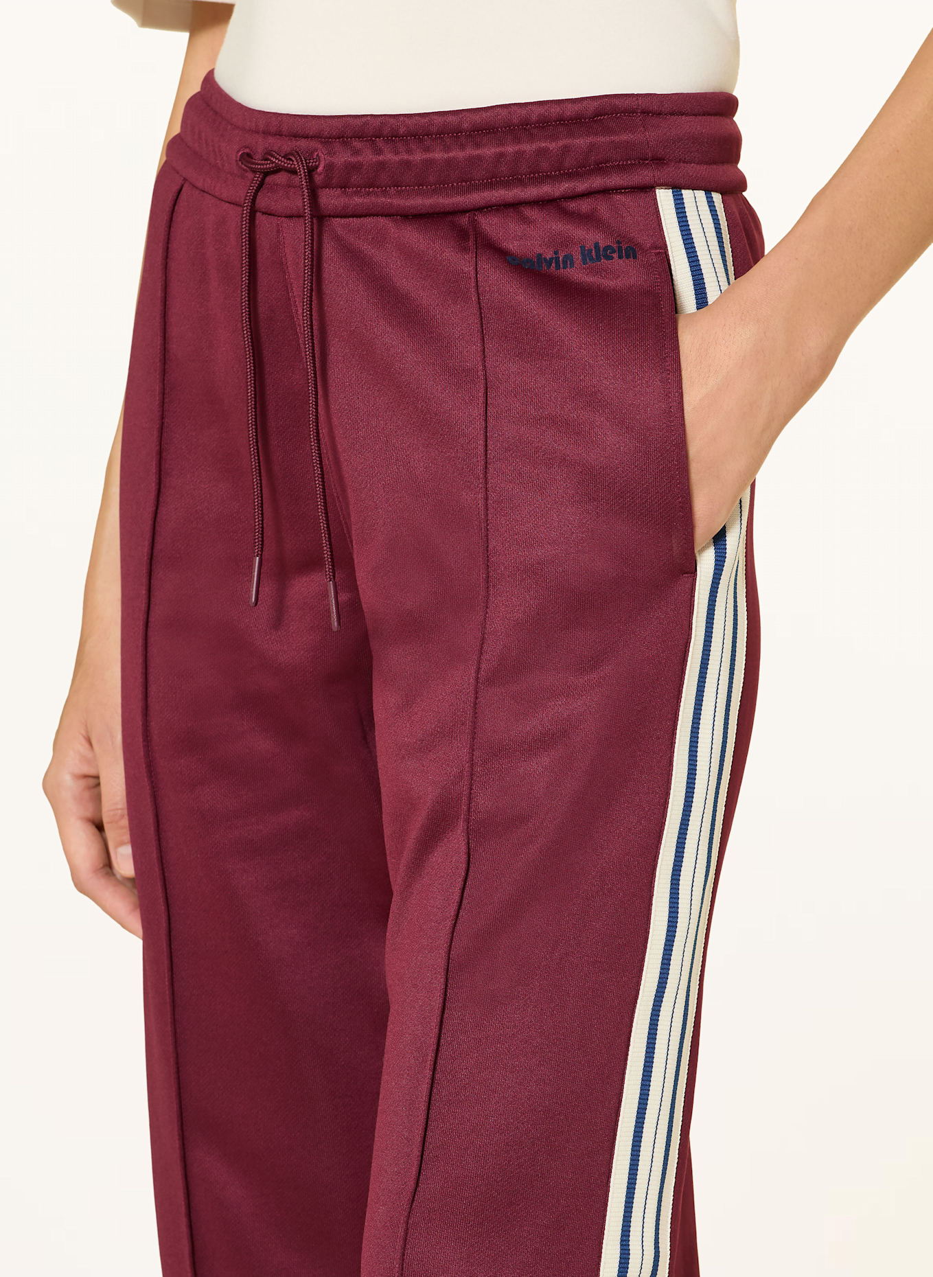Calvin Klein Jeans Track Pants mit Galonstreifen: DUNKELROT / ECRU / BLAU