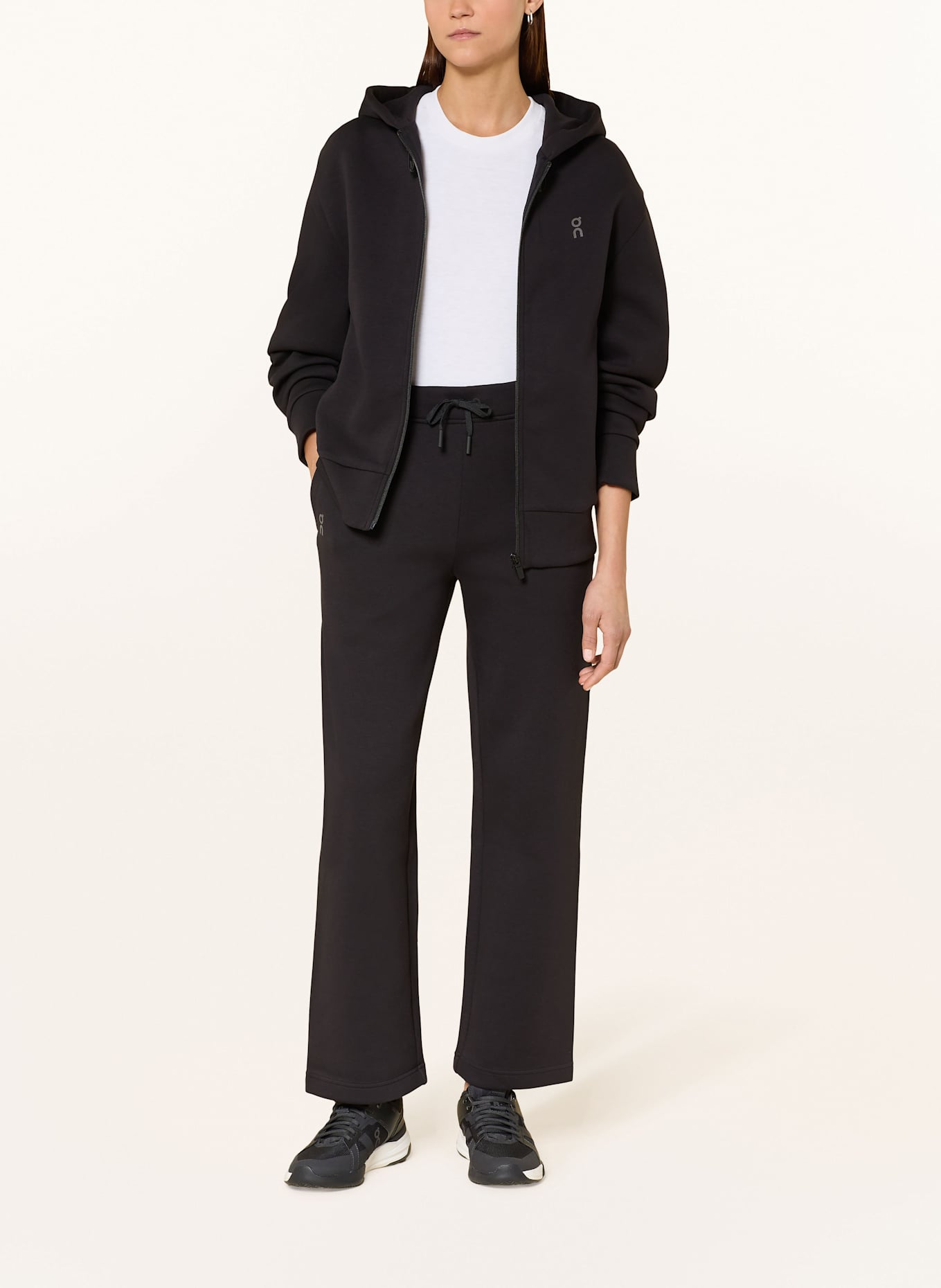 On FOCUS TECH sweat jacket: BLACK