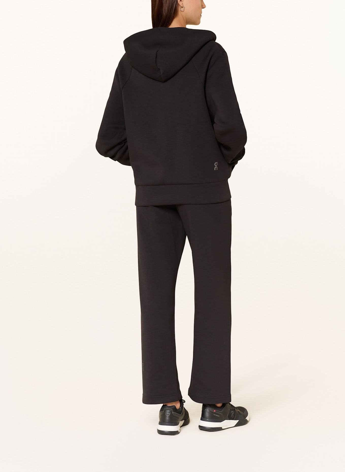 On FOCUS TECH sweat jacket: BLACK