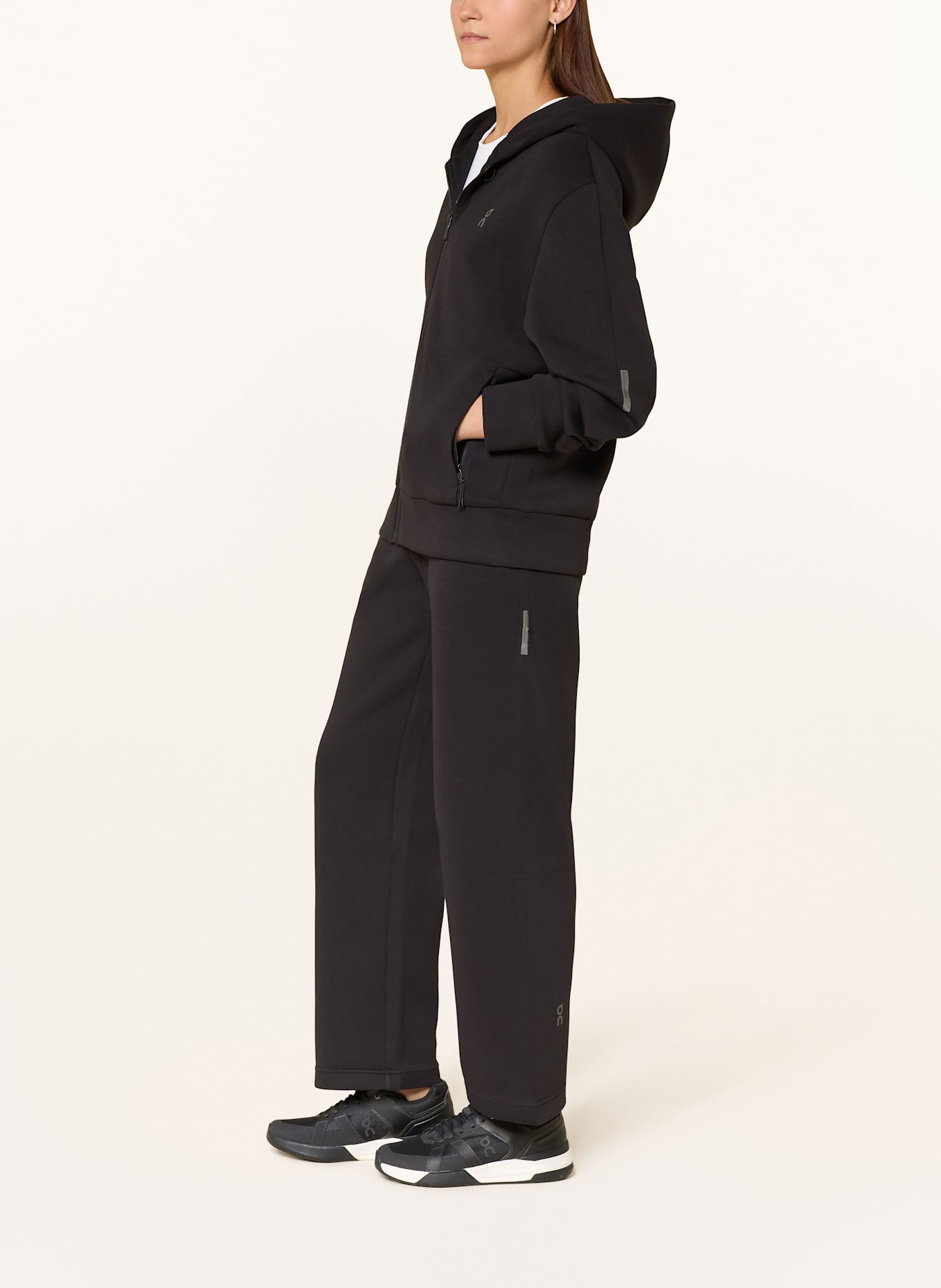 On FOCUS TECH sweat jacket: BLACK