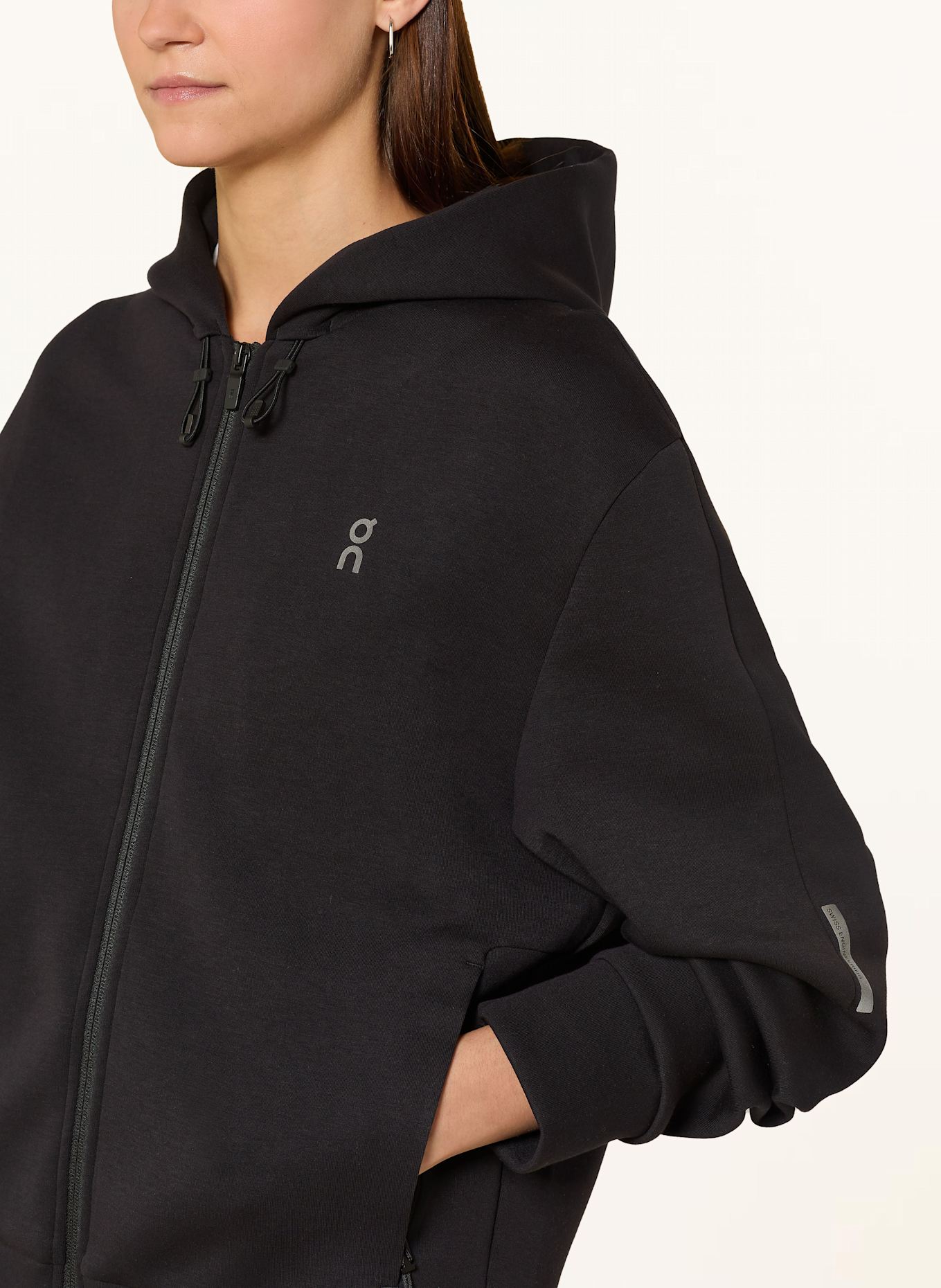 On FOCUS TECH sweat jacket: BLACK