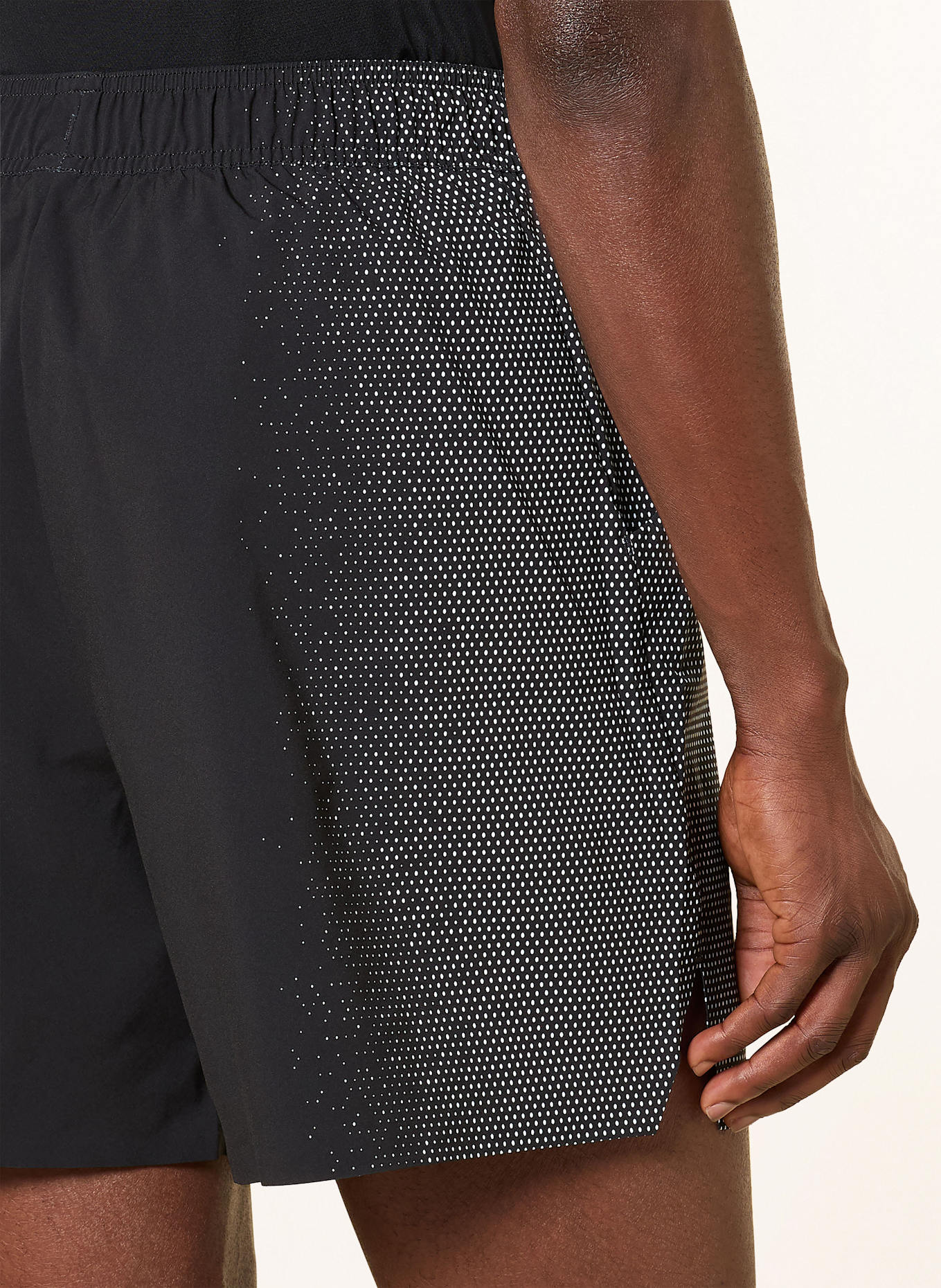 On Tennisshorts COURT: SCHWARZ / WEISS