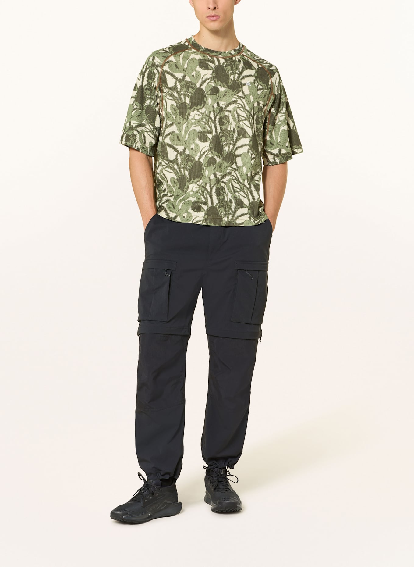 Nike T-Shirt: OLIV / CREME