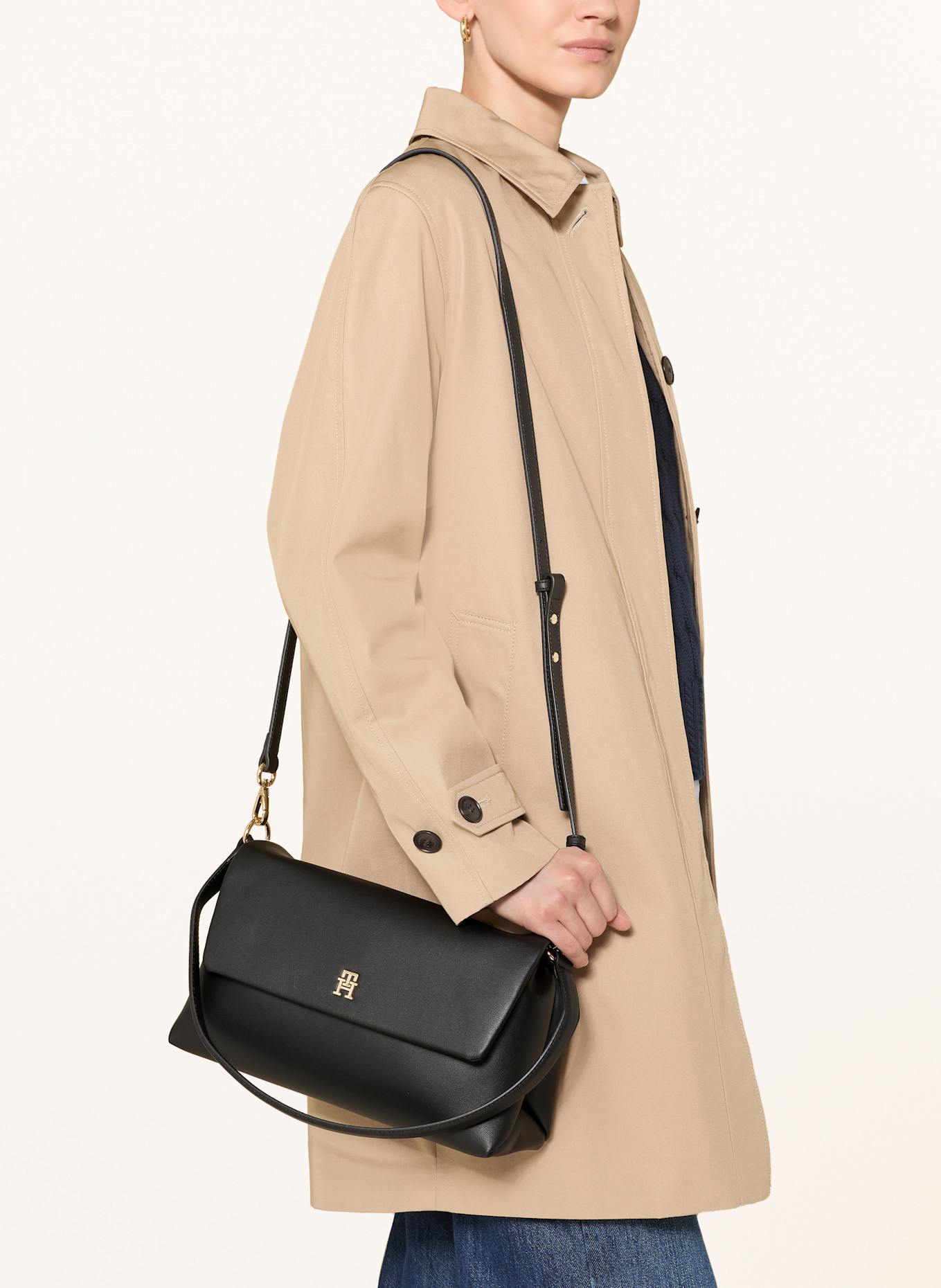 TOMMY HILFIGER Umhängetasche MODERN ESS: SCHWARZ