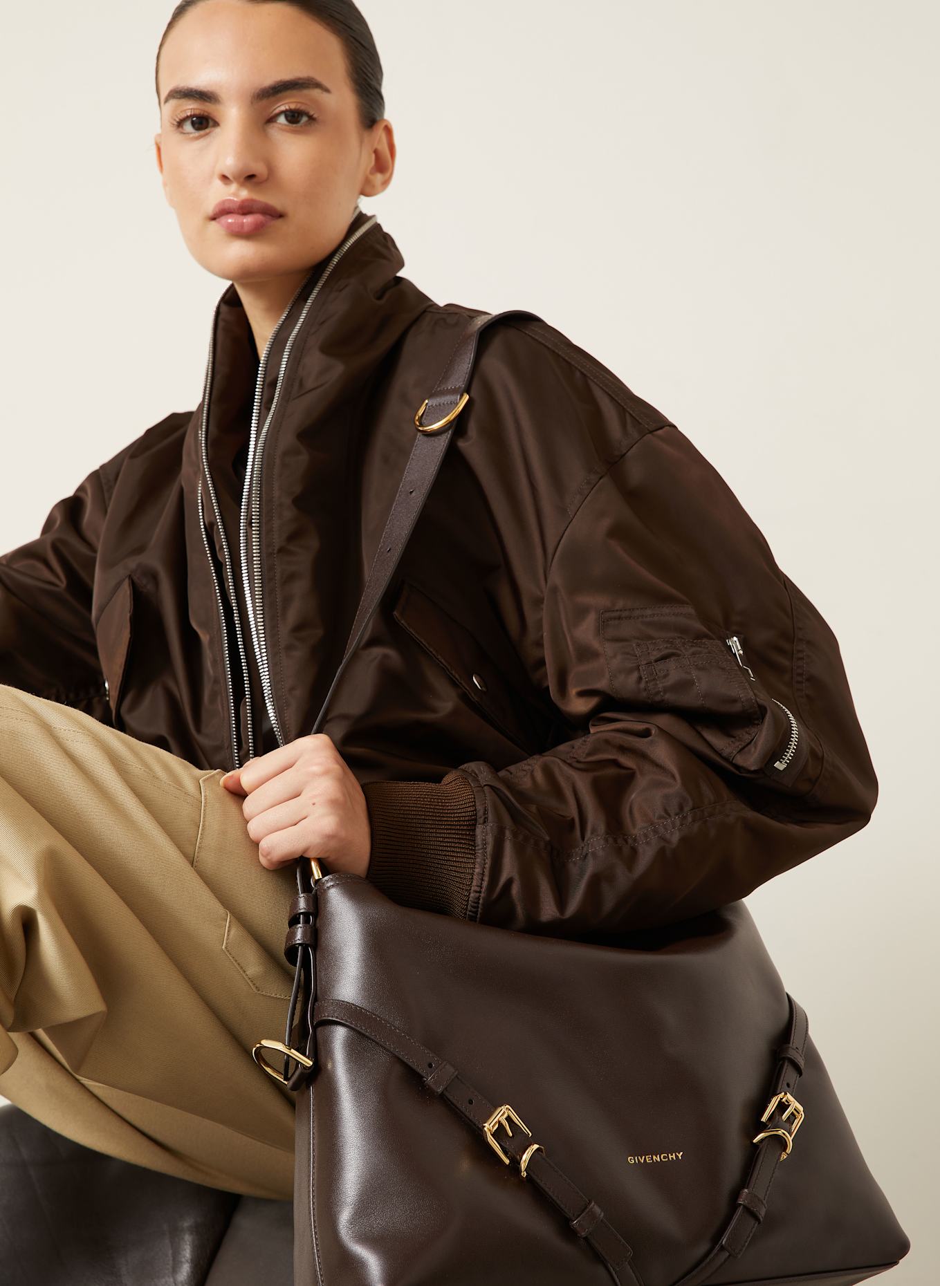 GIVENCHY Torba na ramię VOYOU MEDIUM: CIEMNOBRĄZOWY