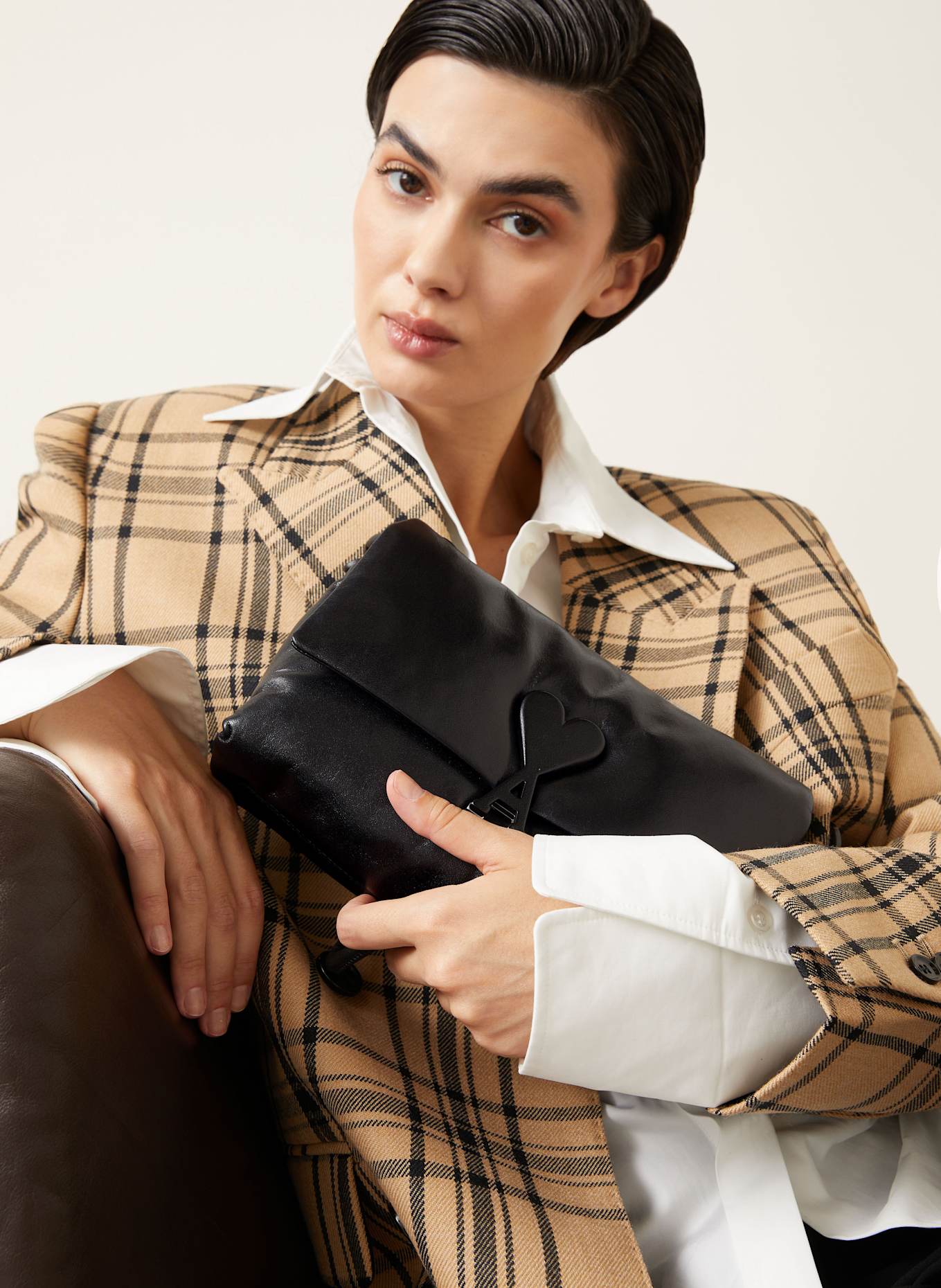 AMI PARIS Kabelka přes rameno VOULEZ-VOUS: ČERNÁ