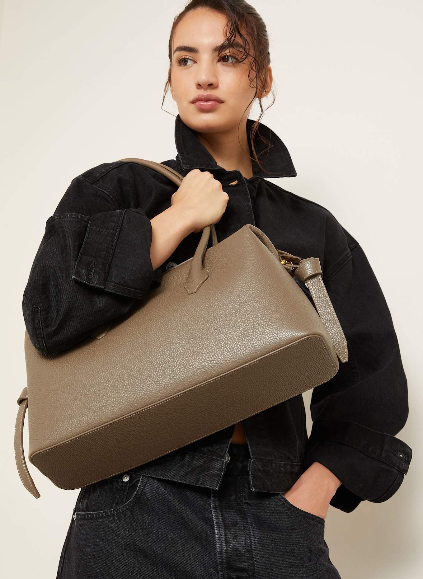 YUZEFI Schultertasche BRIOCHE DUFFLE: TAUPE