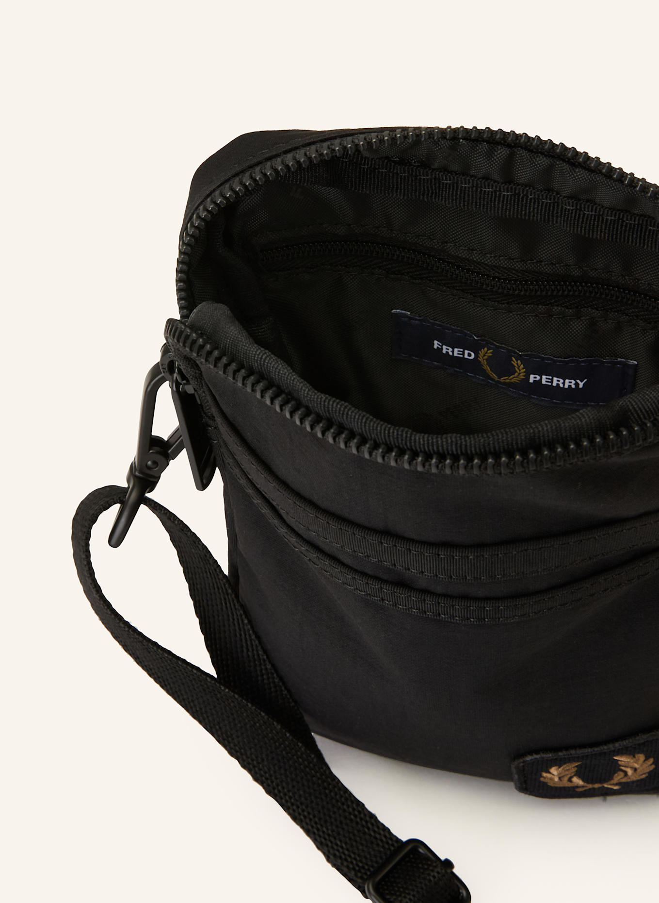 FRED PERRY Umhängetasche: SCHWARZ