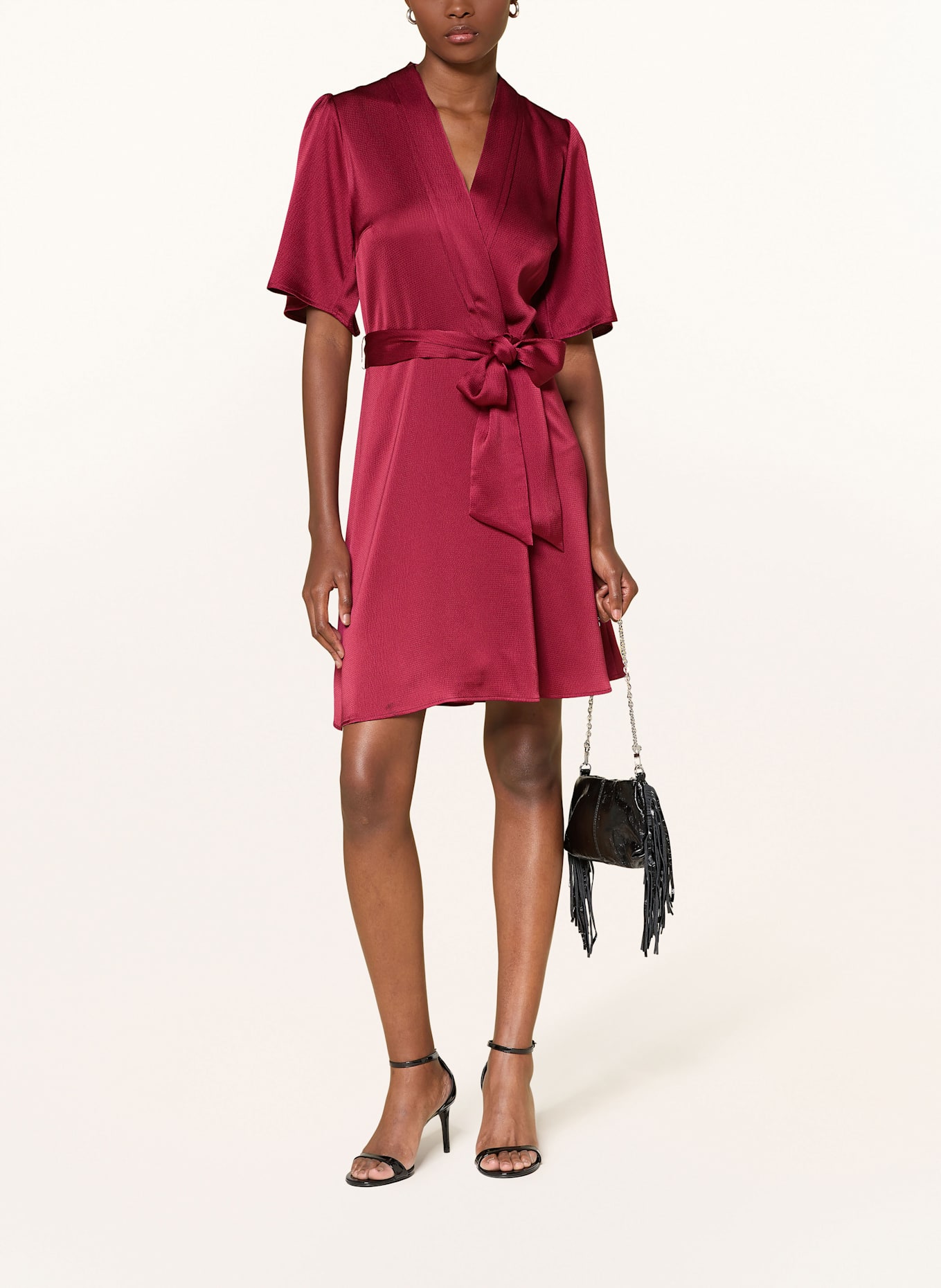 MRS & HUGS Satinkleid in Wickeloptik: DUNKELROT