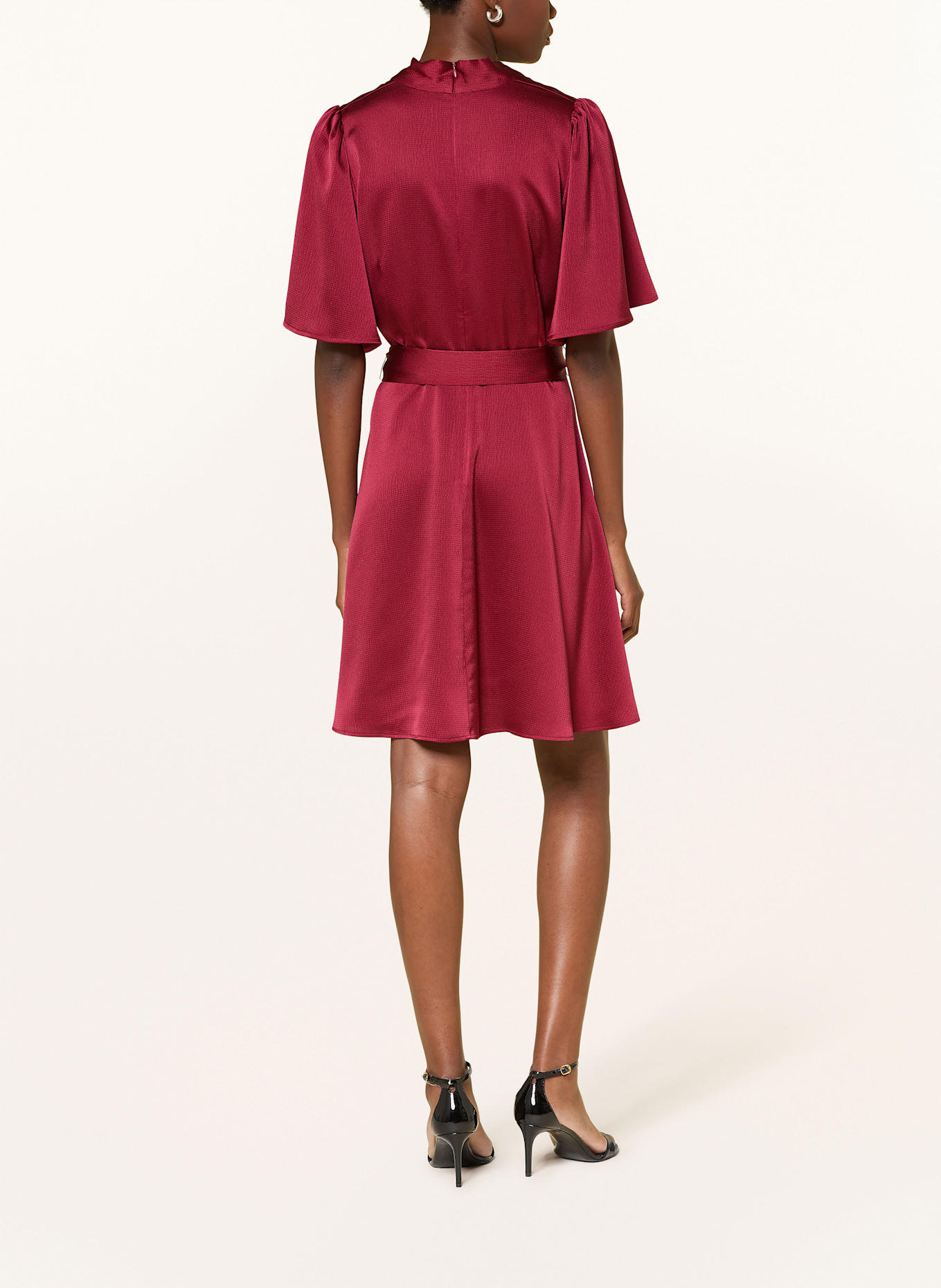 MRS & HUGS Satinkleid in Wickeloptik: DUNKELROT