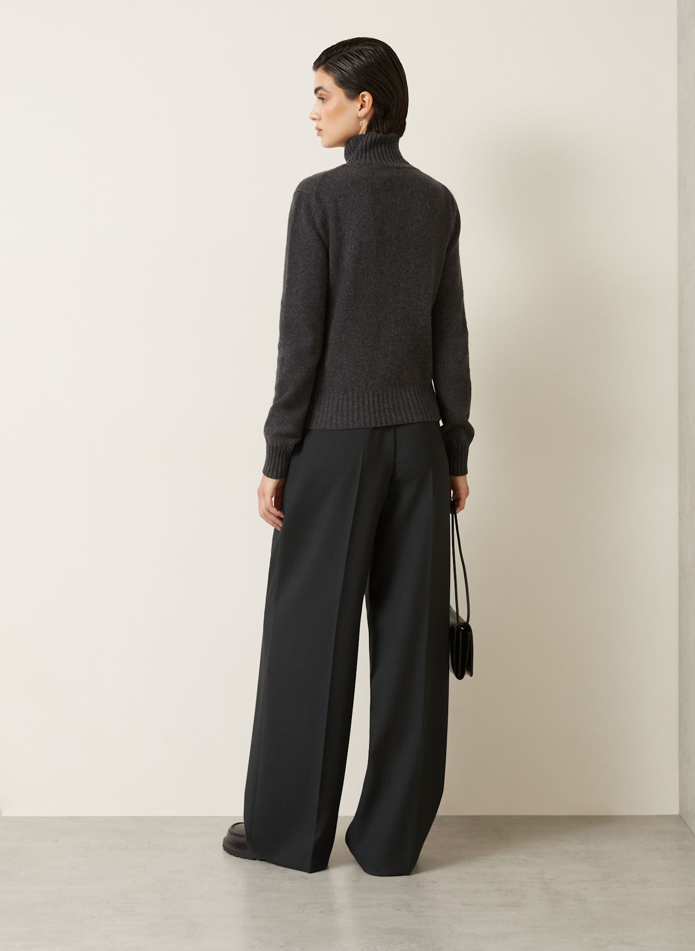 AMI PARIS Marlenehose: SCHWARZ