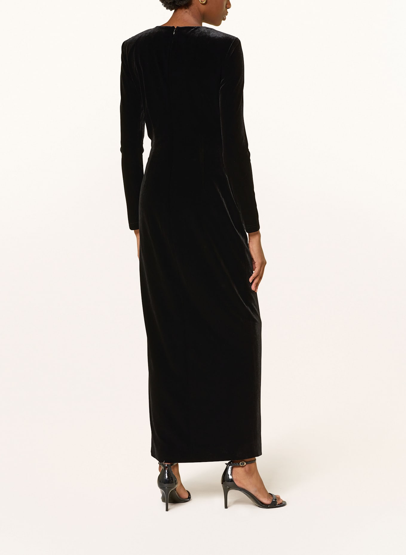 self-portrait Samtkleid mit Cut-out: SCHWARZ