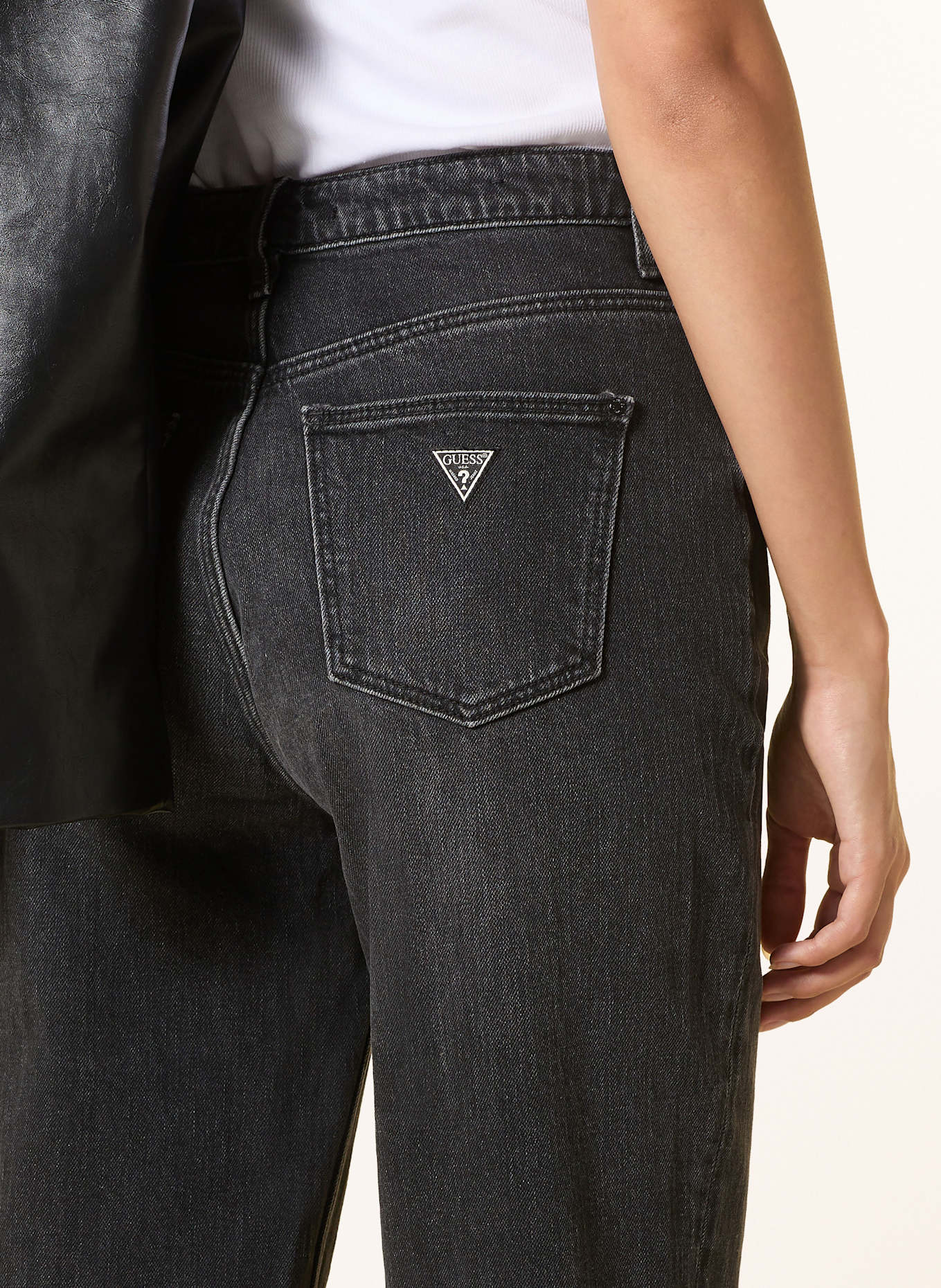 GUESS Mom Jeans: AUBK AUTHENTIC BLACK