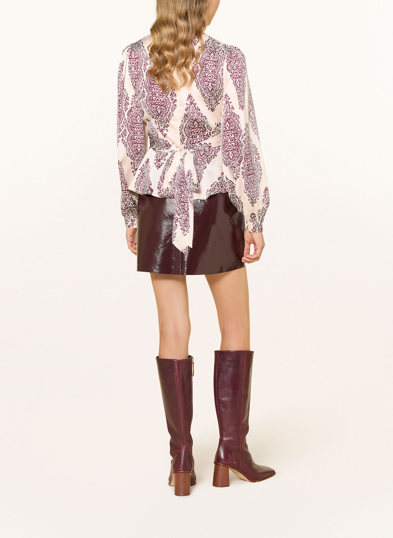 NEO NOIR Blusentop RISTA in Wickeloptik aus Satin: DUNKELROT / ECRU