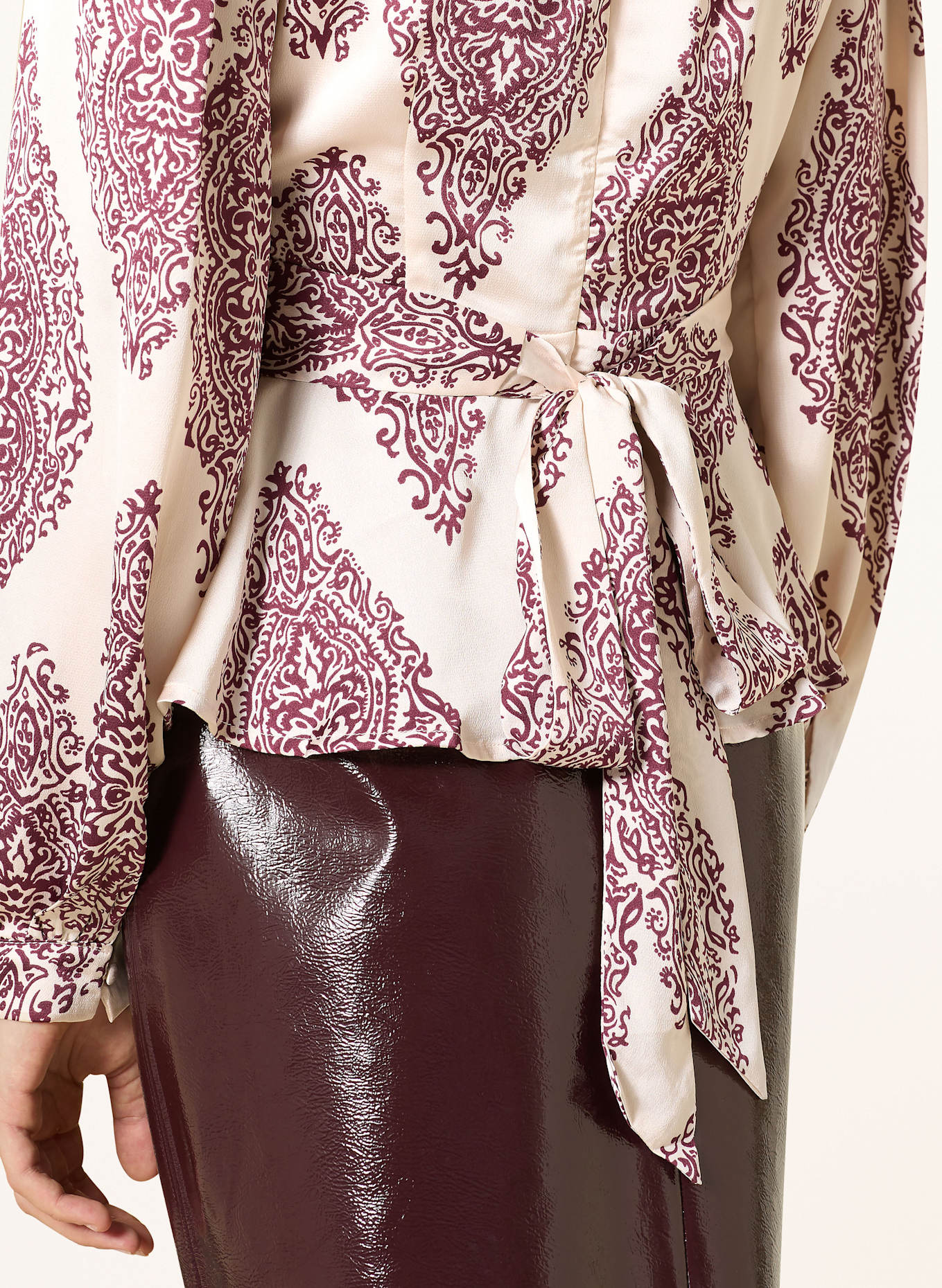 NEO NOIR Blusentop RISTA in Wickeloptik aus Satin: DUNKELROT / ECRU