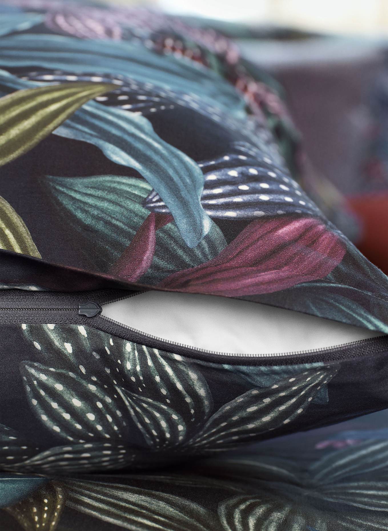 SCHLOSSBERG Kissenbezug ARAMIS: BLAU / OLIV / DUNKELROT