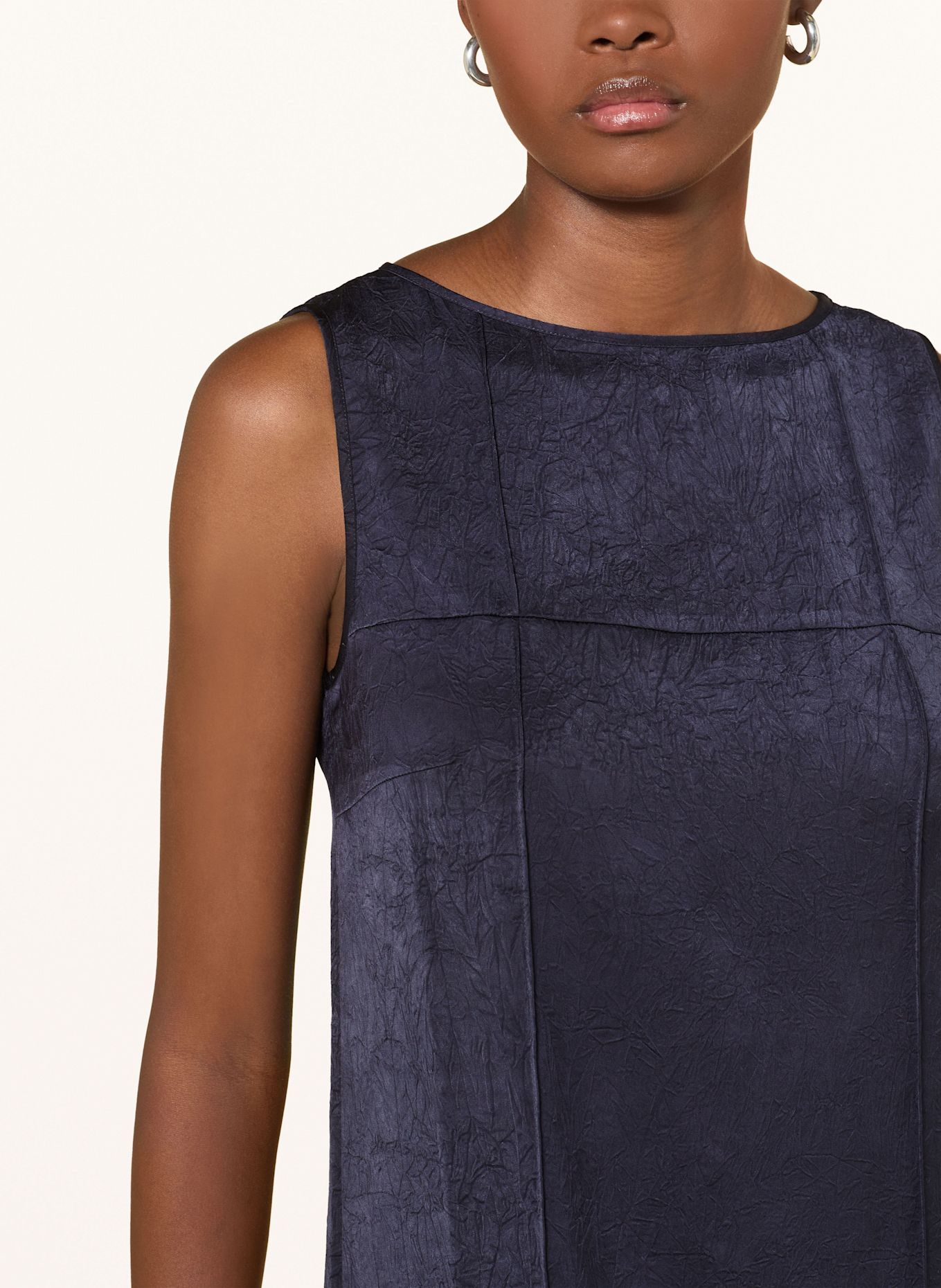 BAUM UND PFERDGARTEN Šaty AMARAN: TMAVĚ MODRÁ