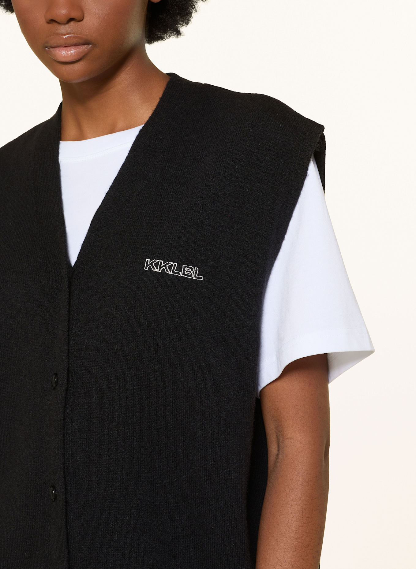 KARO KAUER pletená vesta: ČERNÁ / BÍLÁ / REŽNÁ