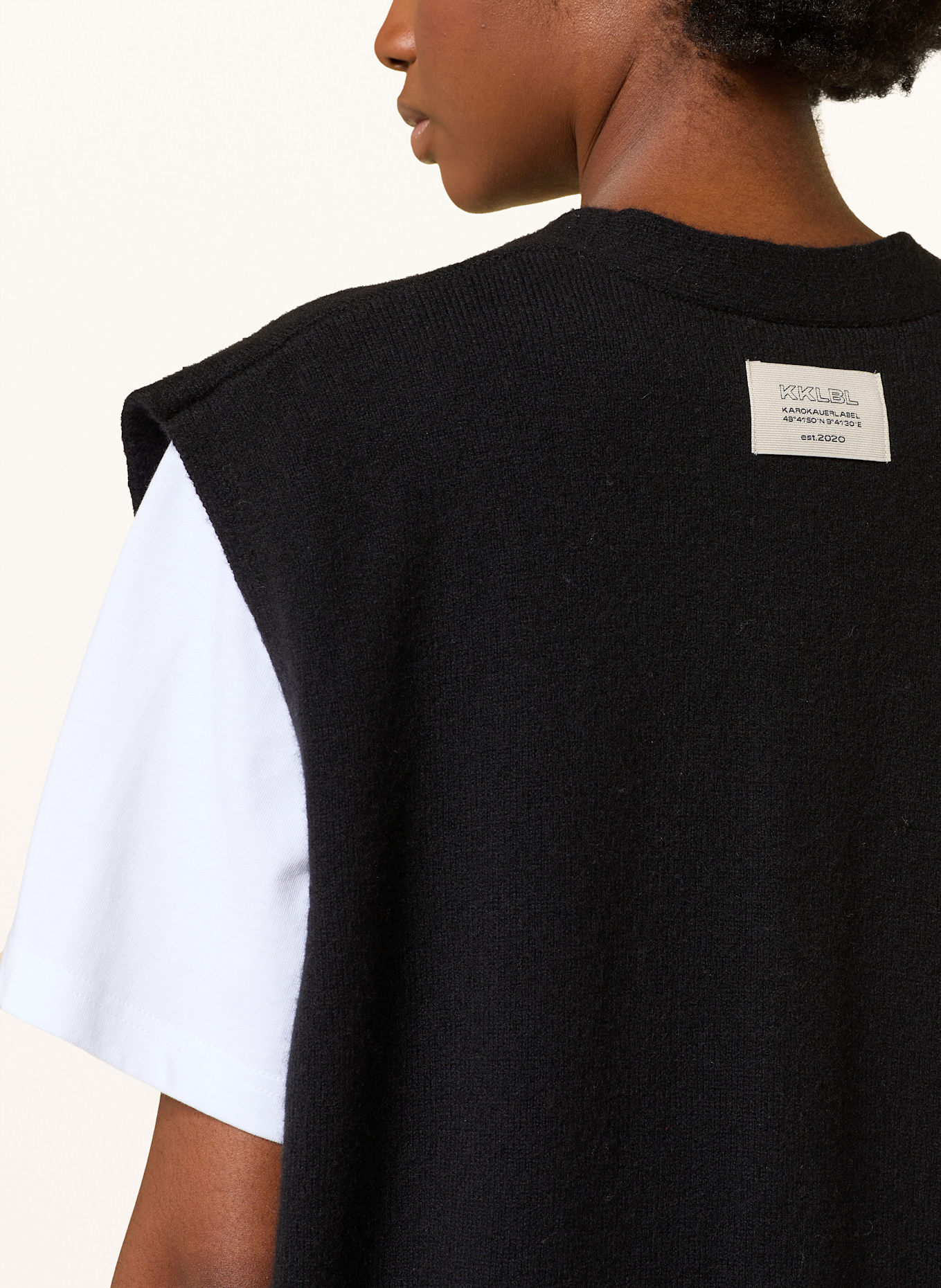 KARO KAUER pletená vesta: ČERNÁ / BÍLÁ / REŽNÁ