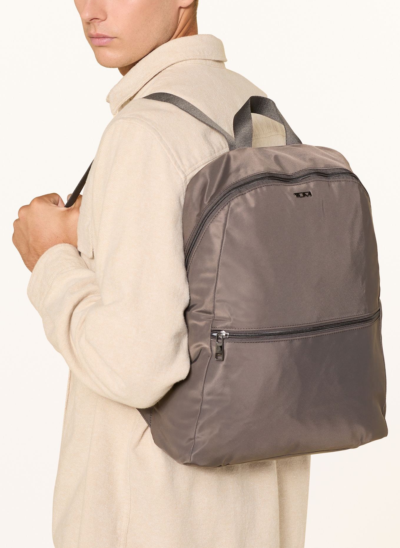 TUMI VOYAGEUR batoh JUST IN CASE®: ČERNOŠEDÁ