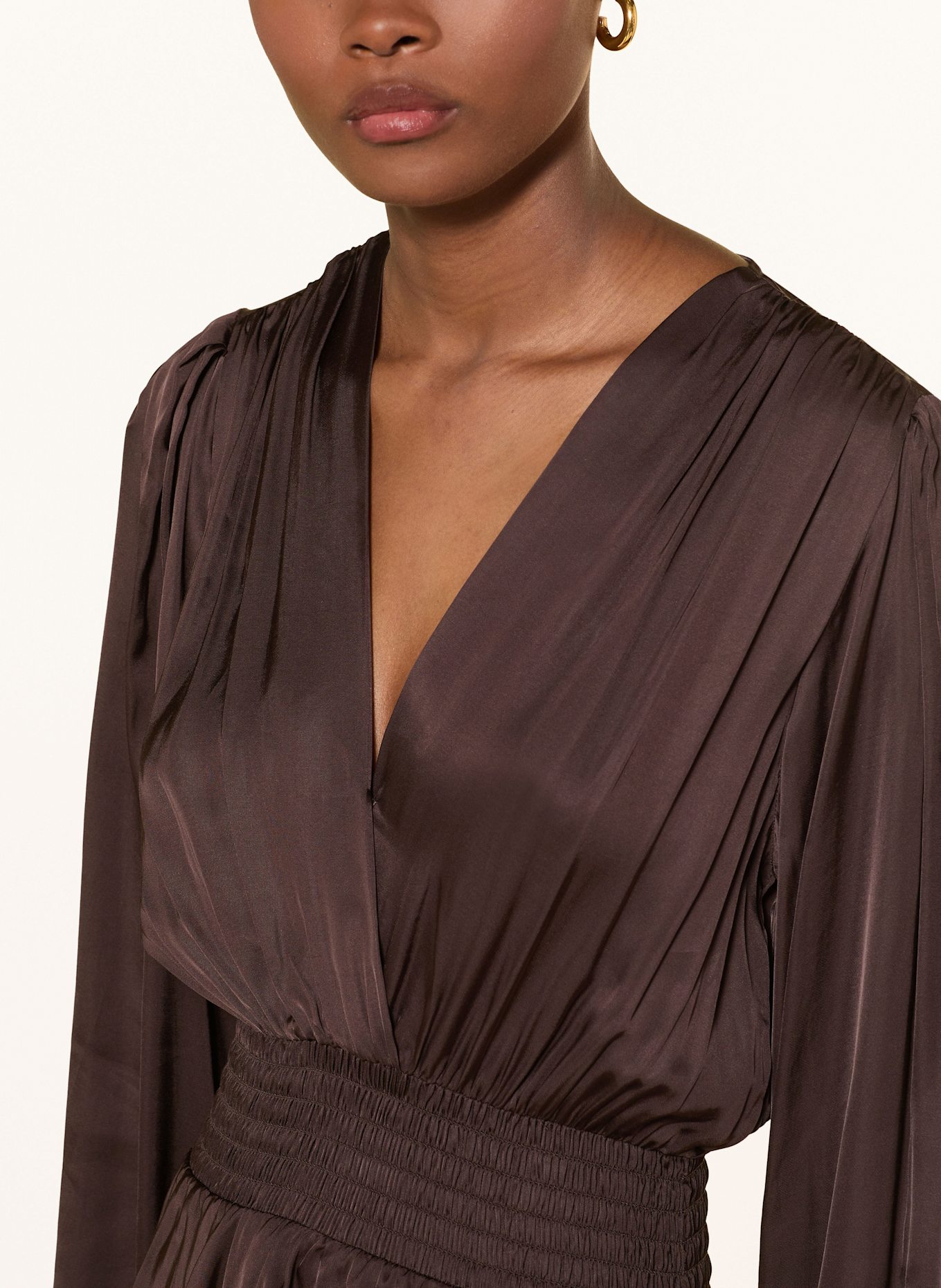 maje Satinkleid mit Volants: DUNKELBRAUN