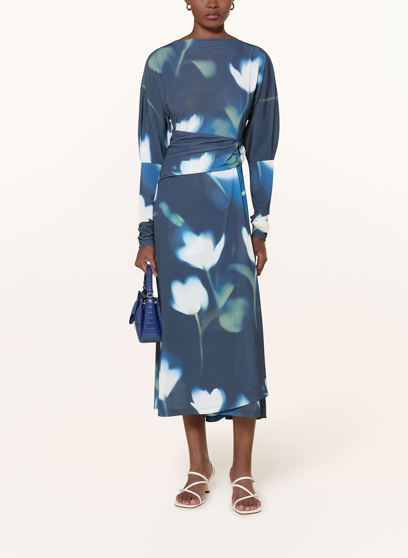 TED BAKER Šaty TALHAAA v zavinovacím vzhledu: TMAVĚ MODRÁ / MODRÁ / BÍLÁ