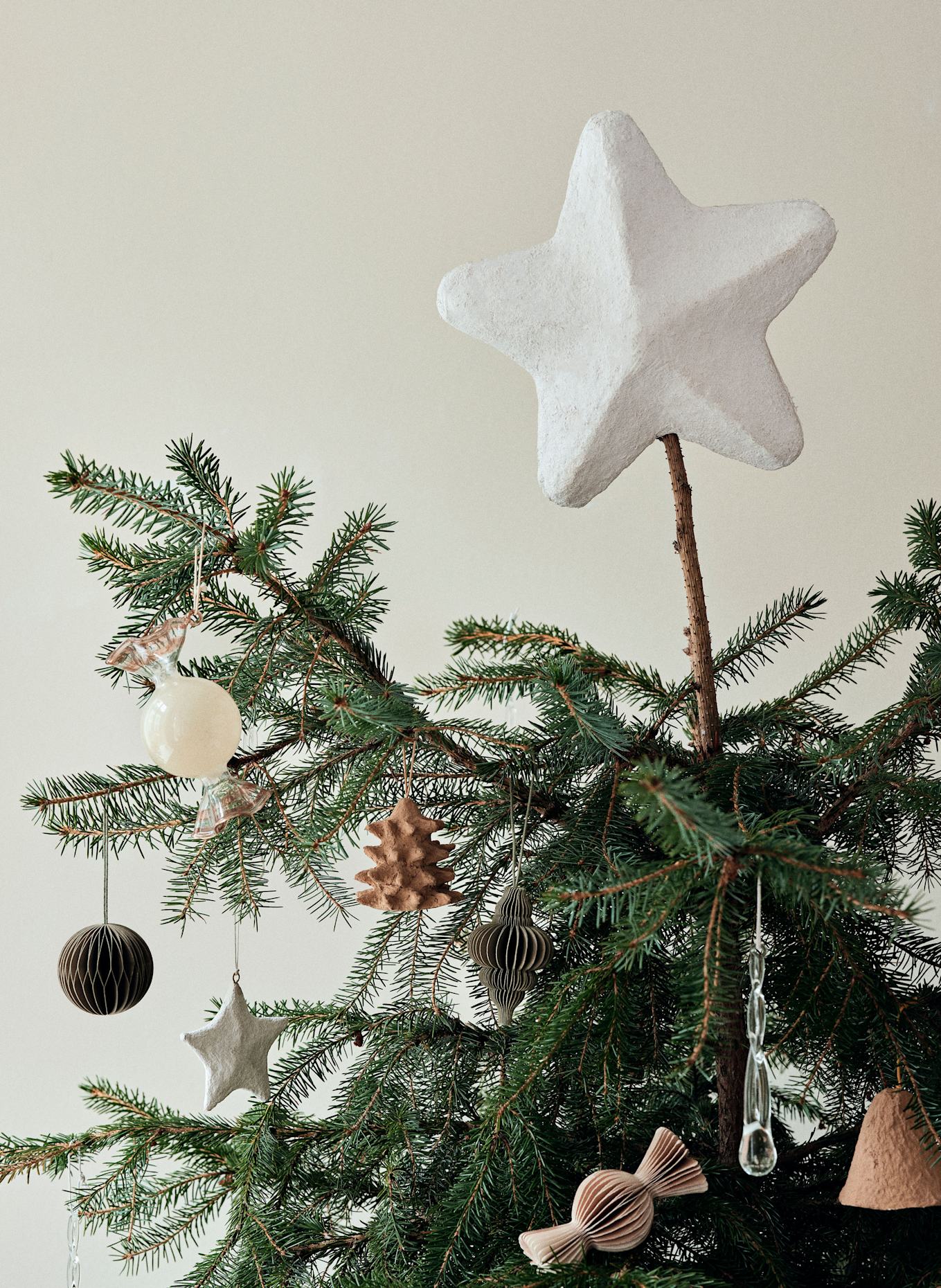 BROSTE COPENHAGEN 2er-Set Dekoanhänger CANDY: BRAUN/ ECRU