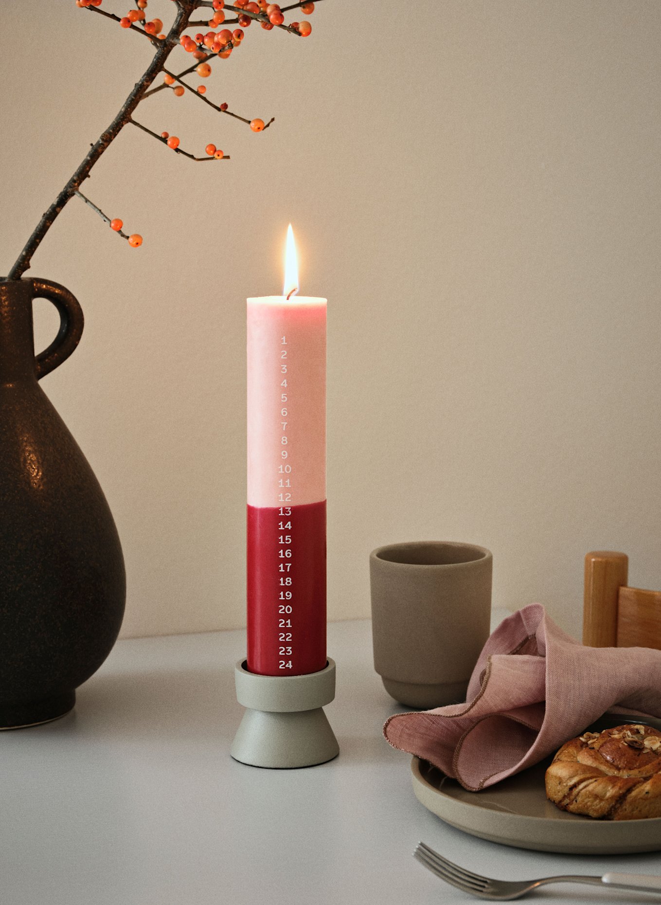 BROSTE COPENHAGEN Adventní svíčka DUO KALENDERLICHT: RŮŽOVÁ / ČERVENÁ