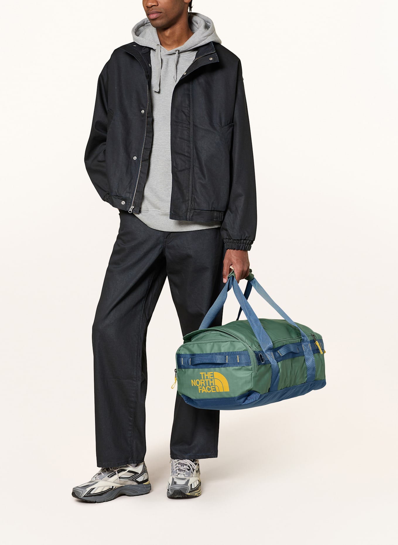 THE NORTH FACE Rucksack BASE CAMP VOYAGER 42 l mit Laptop-Fach: GRÜN