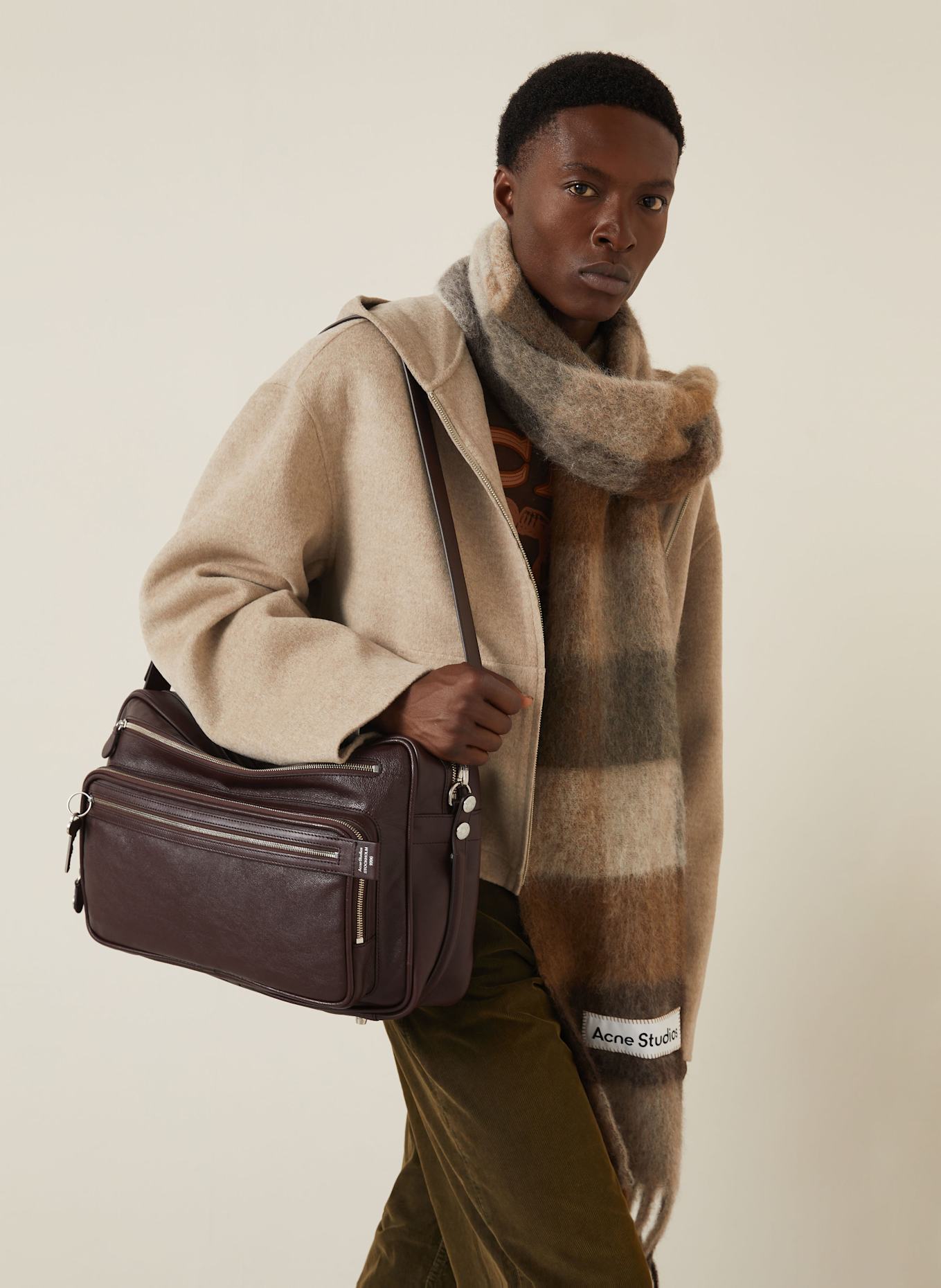 Acne Studios Taška přes rameno CAMERO: TMAVĚ HNĚDÁ