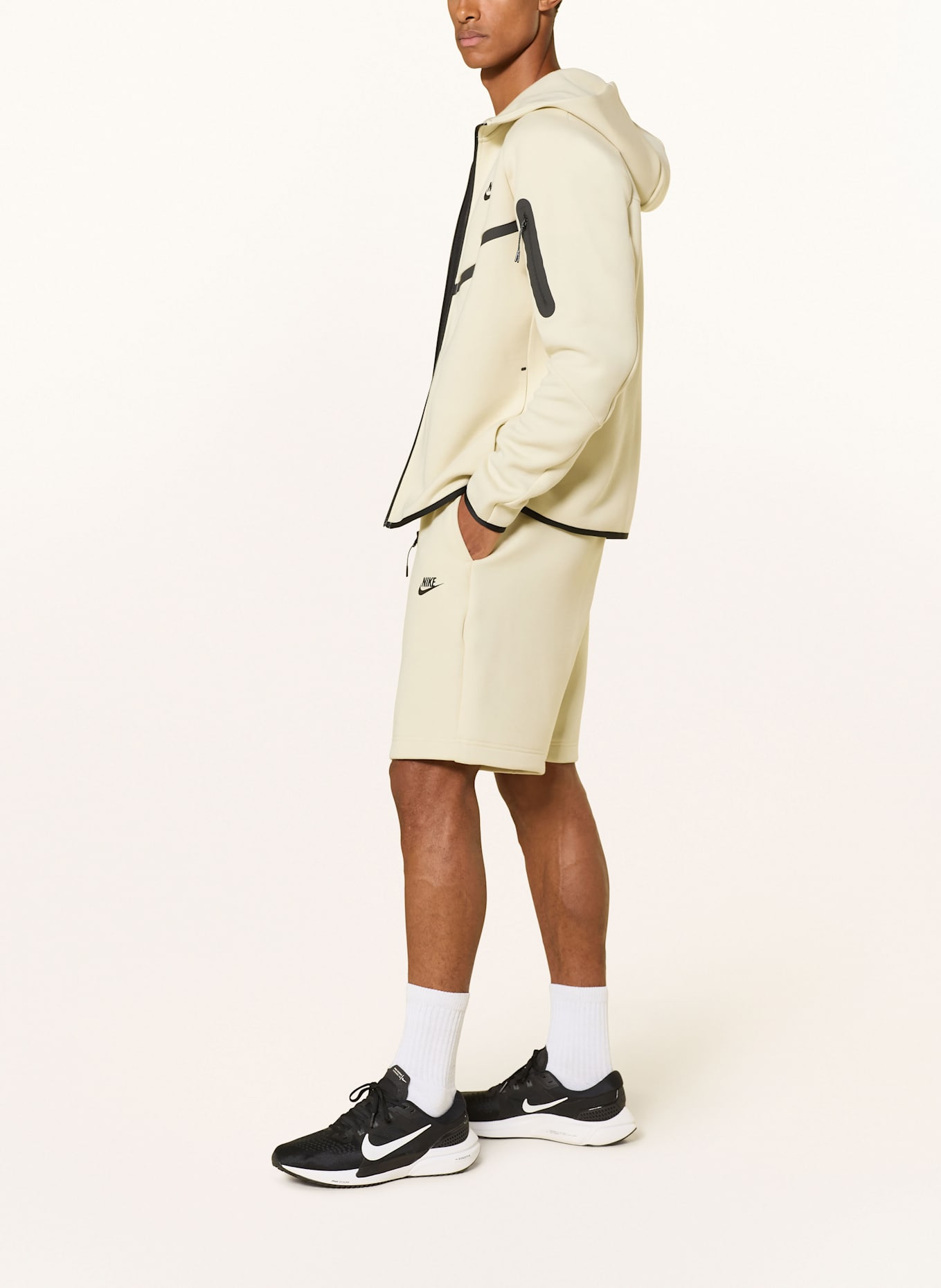 Nike Sweatshorts TECH FLEECE: CREME