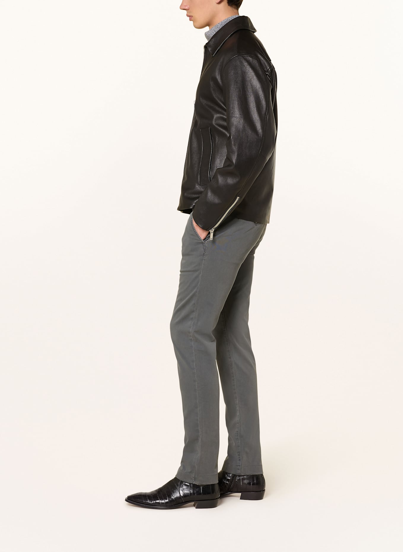 JACOB COHEN Chino kalhoty BOBBY Slim Fit: TMAVĚ ŠEDÁ