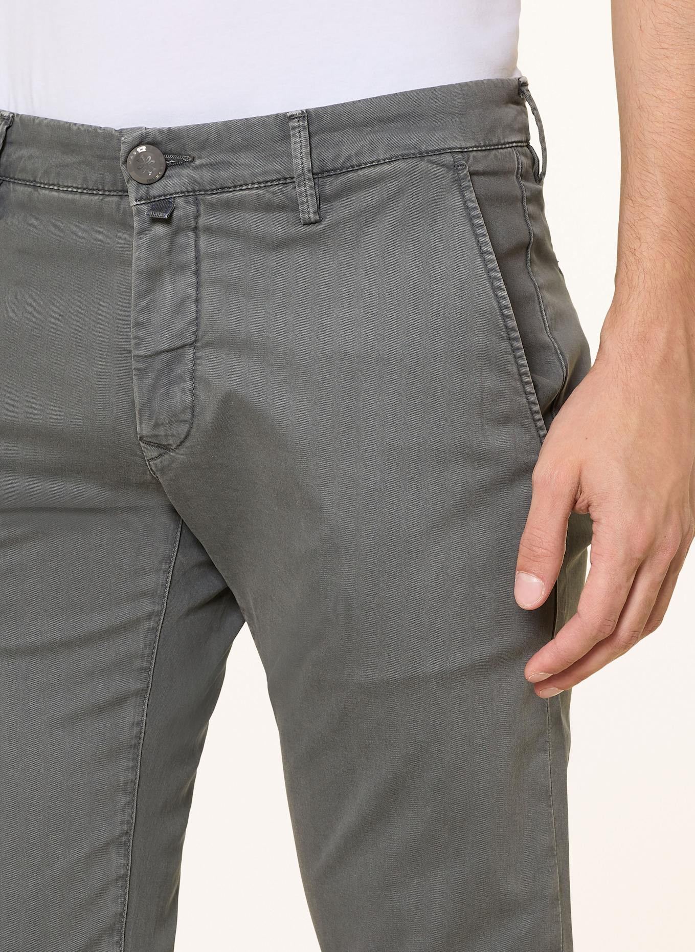 JACOB COHEN Chino kalhoty BOBBY Slim Fit: TMAVĚ ŠEDÁ