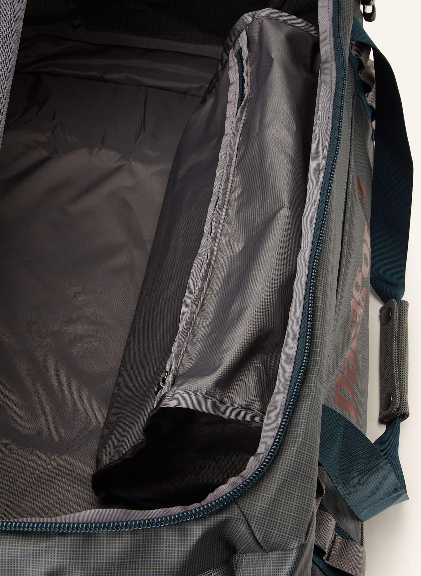 patagonia Cestovní taška BLACK HOLE® 55 l: ŠEDÁ
