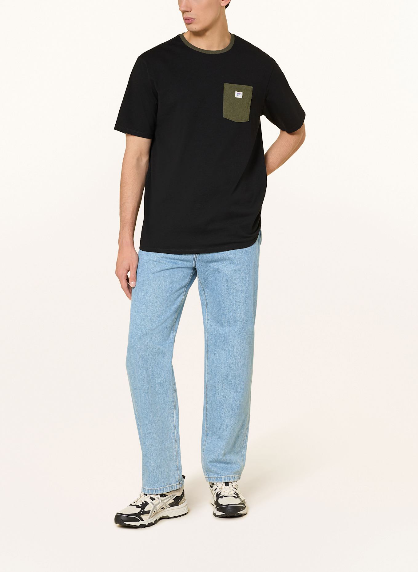 patagonia T-shirt SHOP STICKER POCKET RESPONSIBILI-TEE®: ZWART / OLIJF