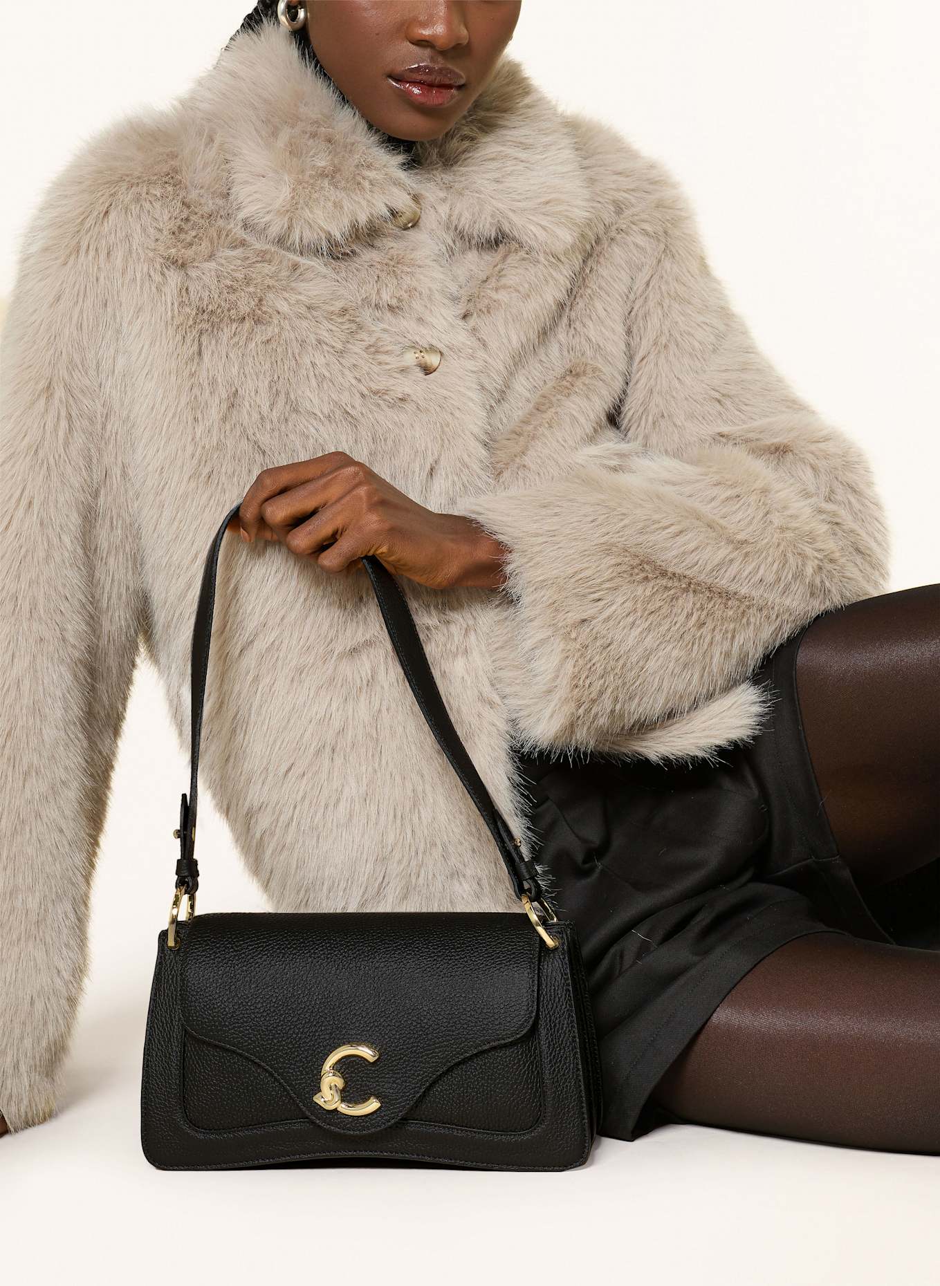 COCCINELLE Schultertasche: SCHWARZ