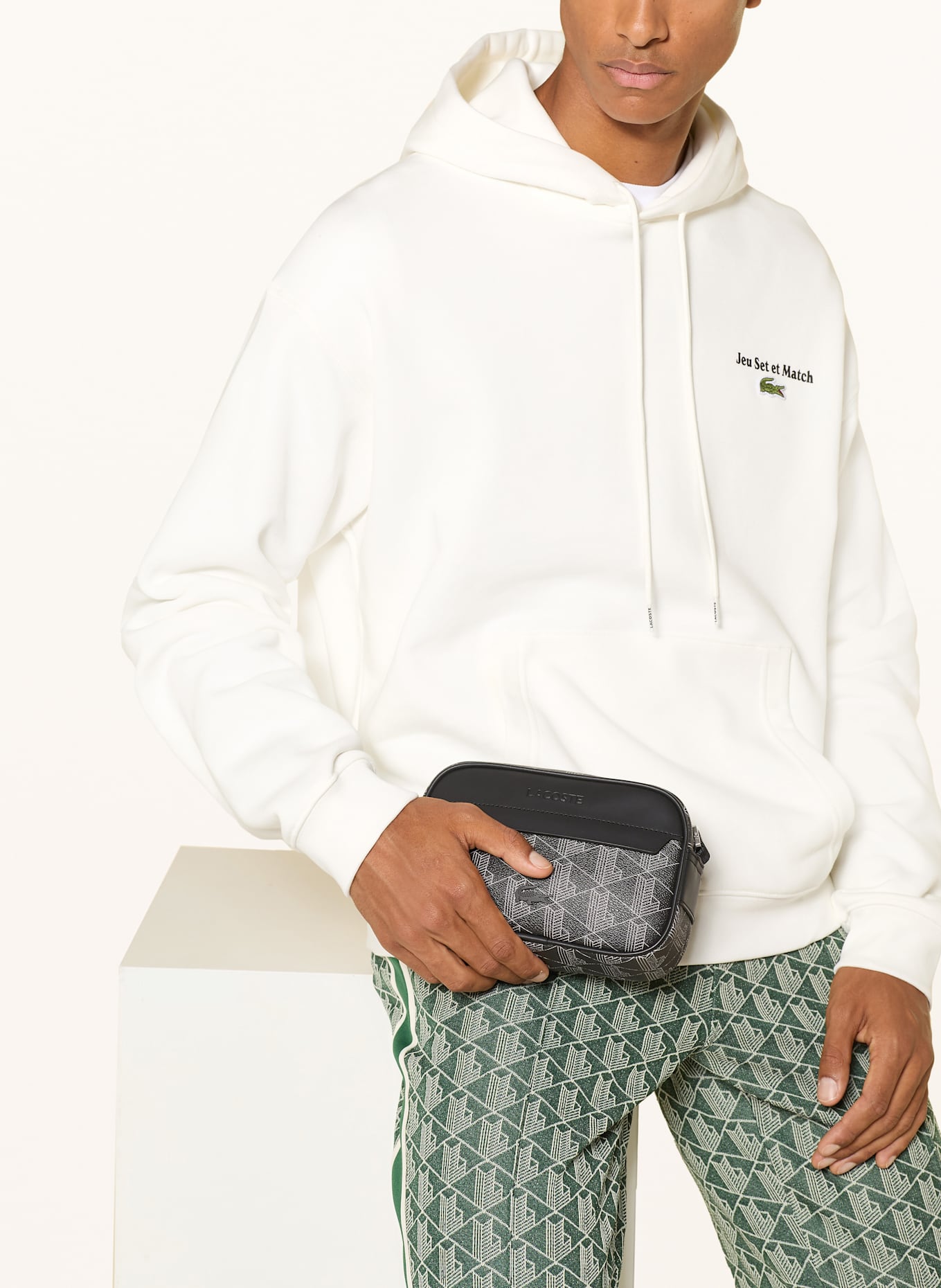 LACOSTE Umhängetasche: SCHWARZ / WEISS