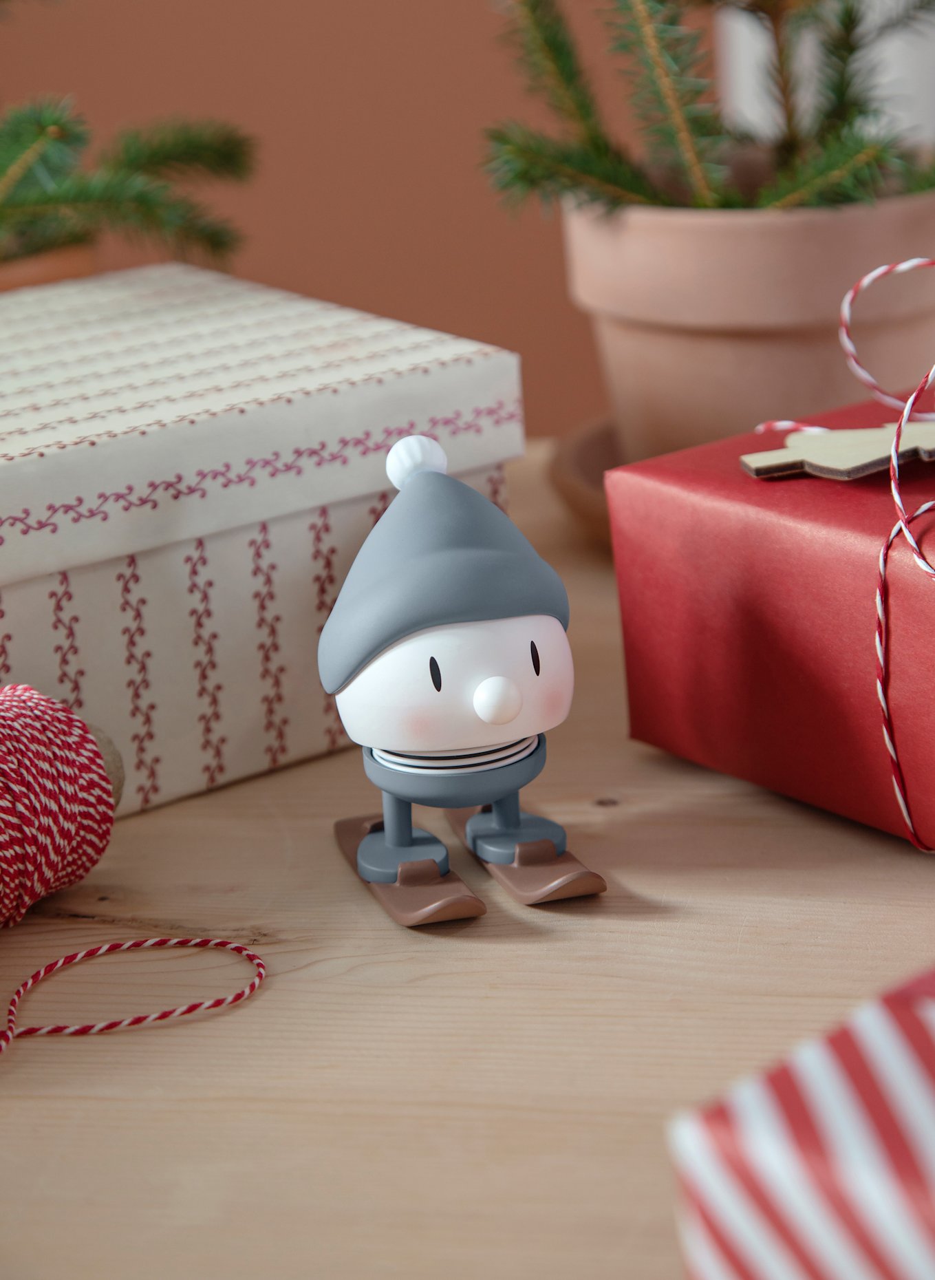 Hoptimist Dekofigur SKIING BUMBLE S: WEISS / BLAUGRAU