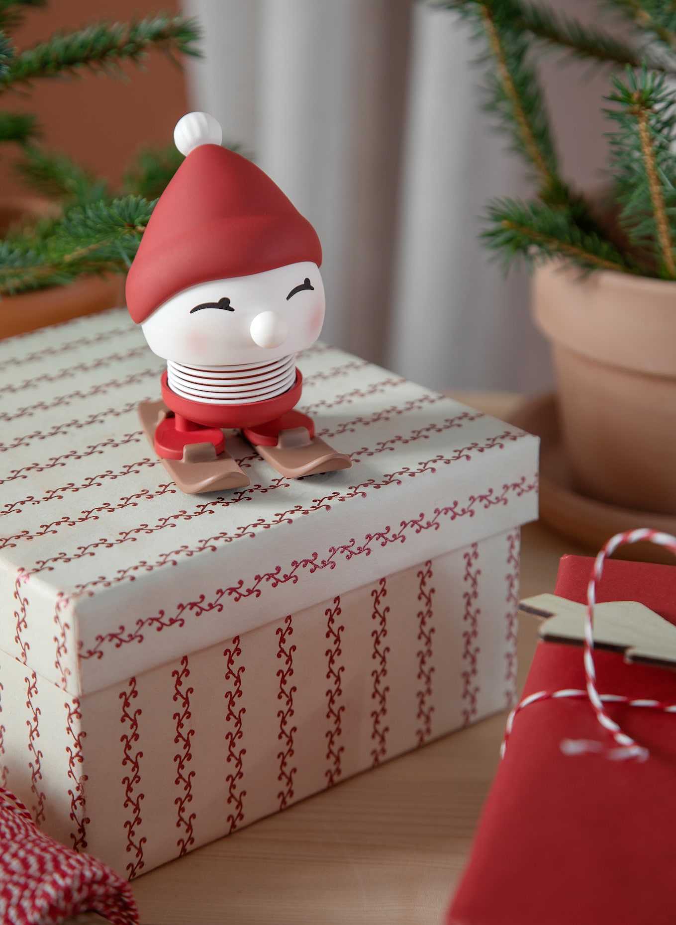 Hoptimist Dekofigur SKIING BIMBLE S: WEISS / DUNKELROT