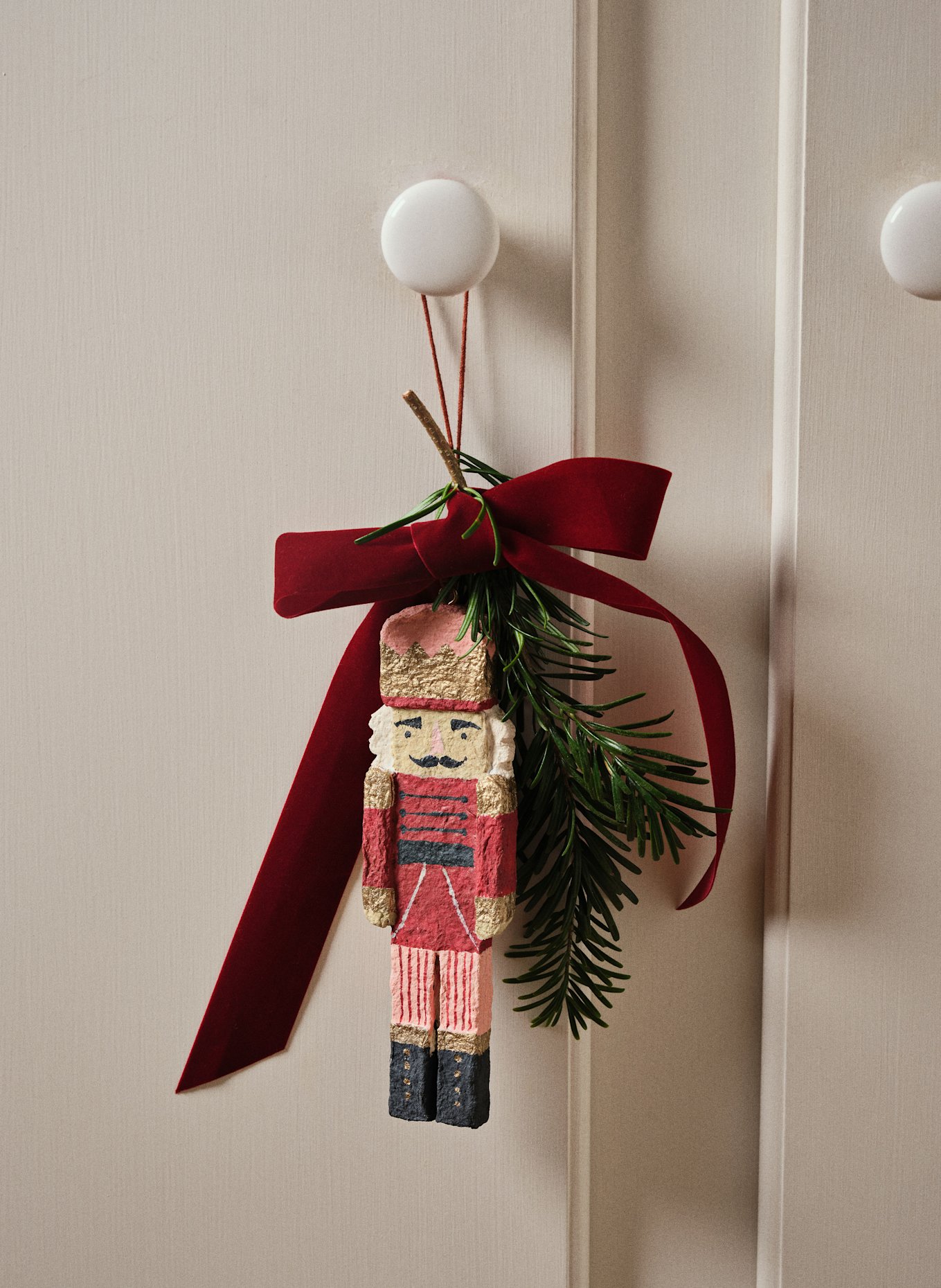 BROSTE COPENHAGEN Dekoanhänger NUTCRACKER: ROT / ROSA / GOLD