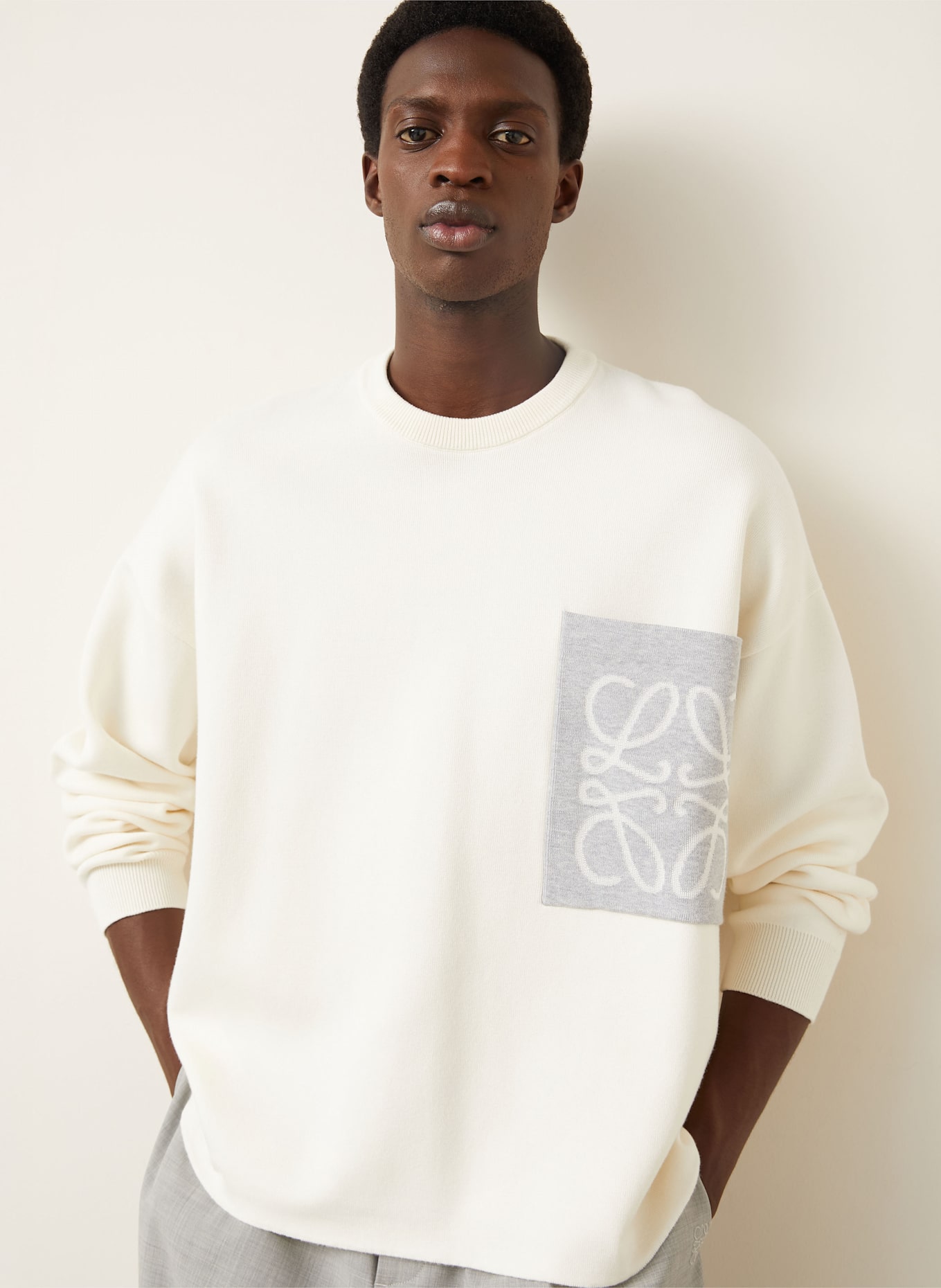 LOEWE Sweter ANAGRAM: ECRU / SZARY