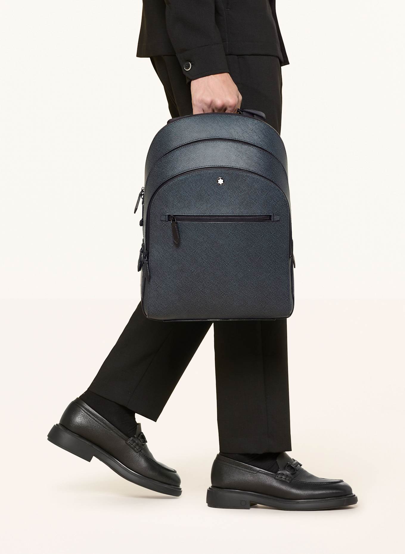 MONTBLANC Saffiano-Rucksack SARTORIAL MEDIUM: DUNKELBLAU / SCHWARZ