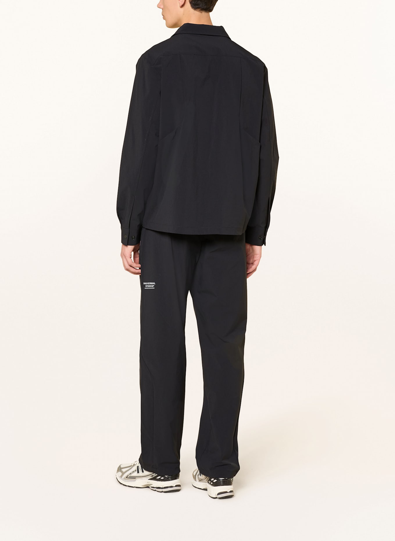 PAS NORMAL STUDIOS Overjacket: SCHWARZ