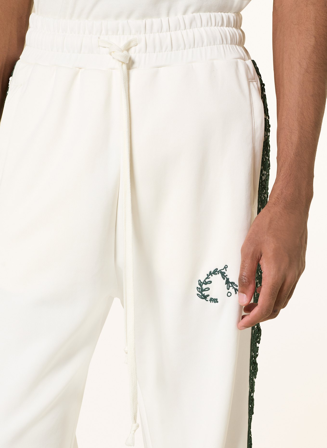 rough. Sweatpants mit Lochspitze: WEISS