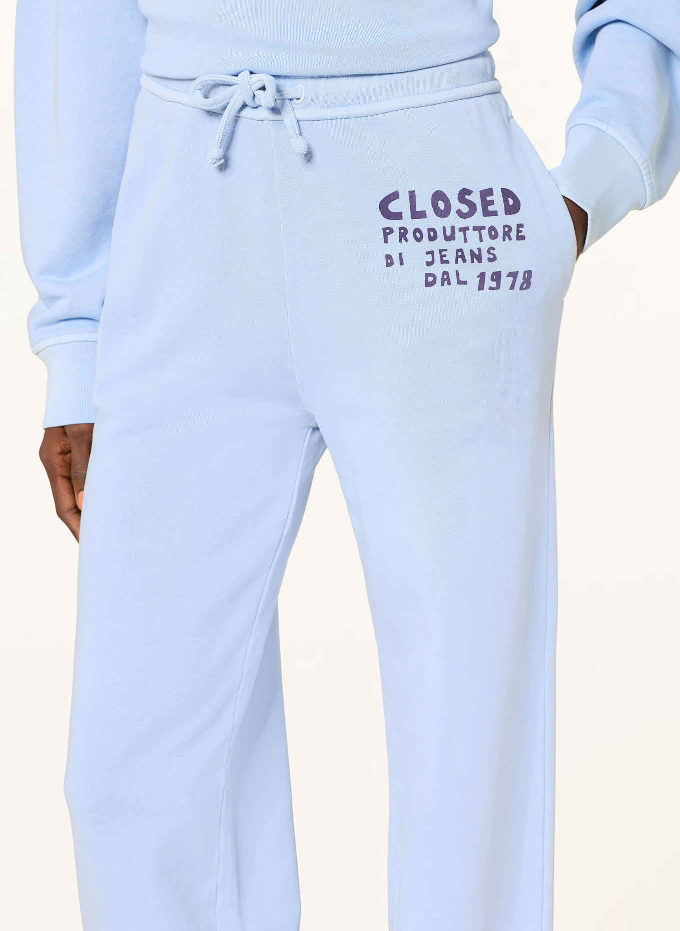 CLOSED Sweatpants: HELLBLAU / DUNKELLILA